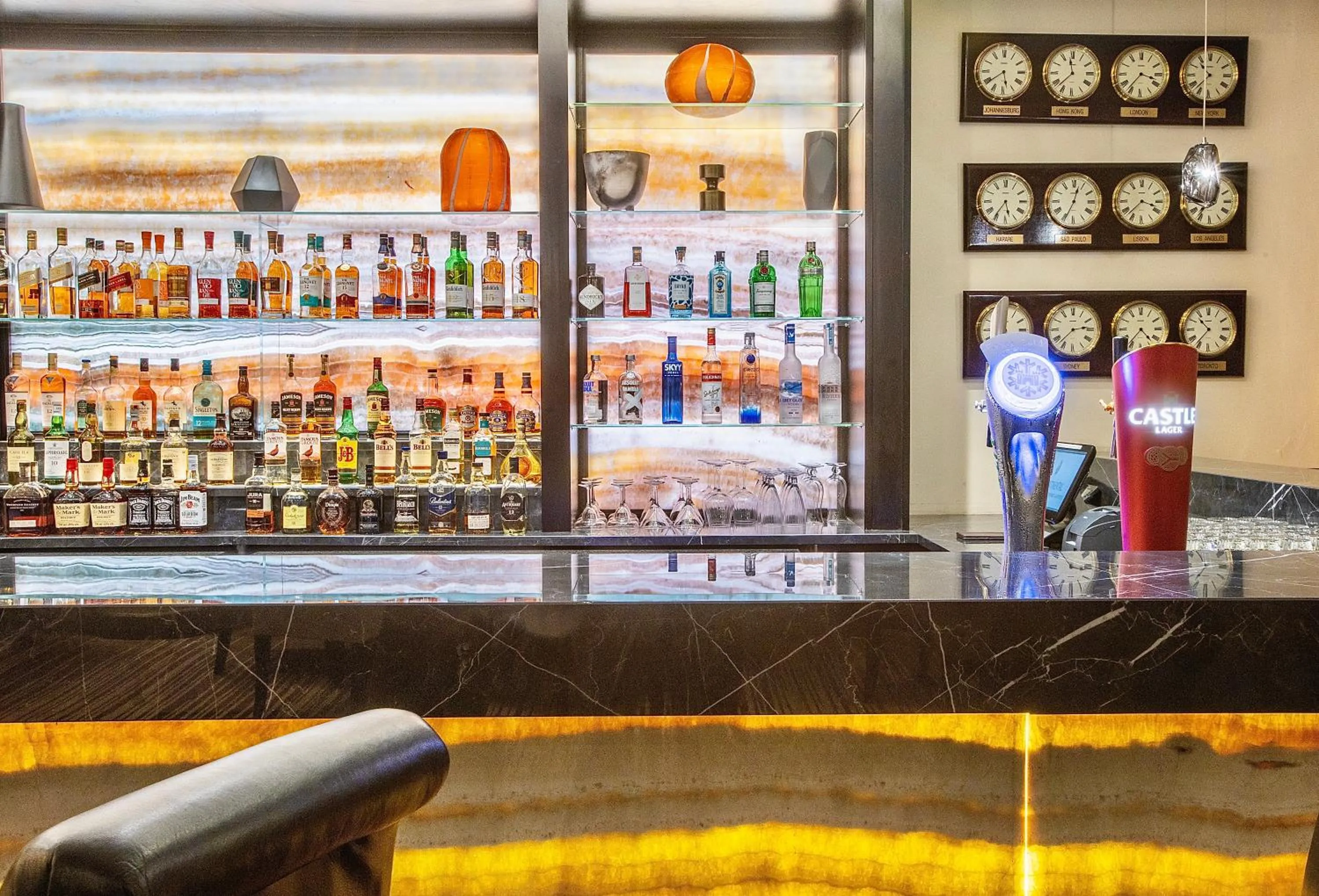Lounge or bar in InterContinental Johannesburg OR Tambo Airport Hotel by IHG