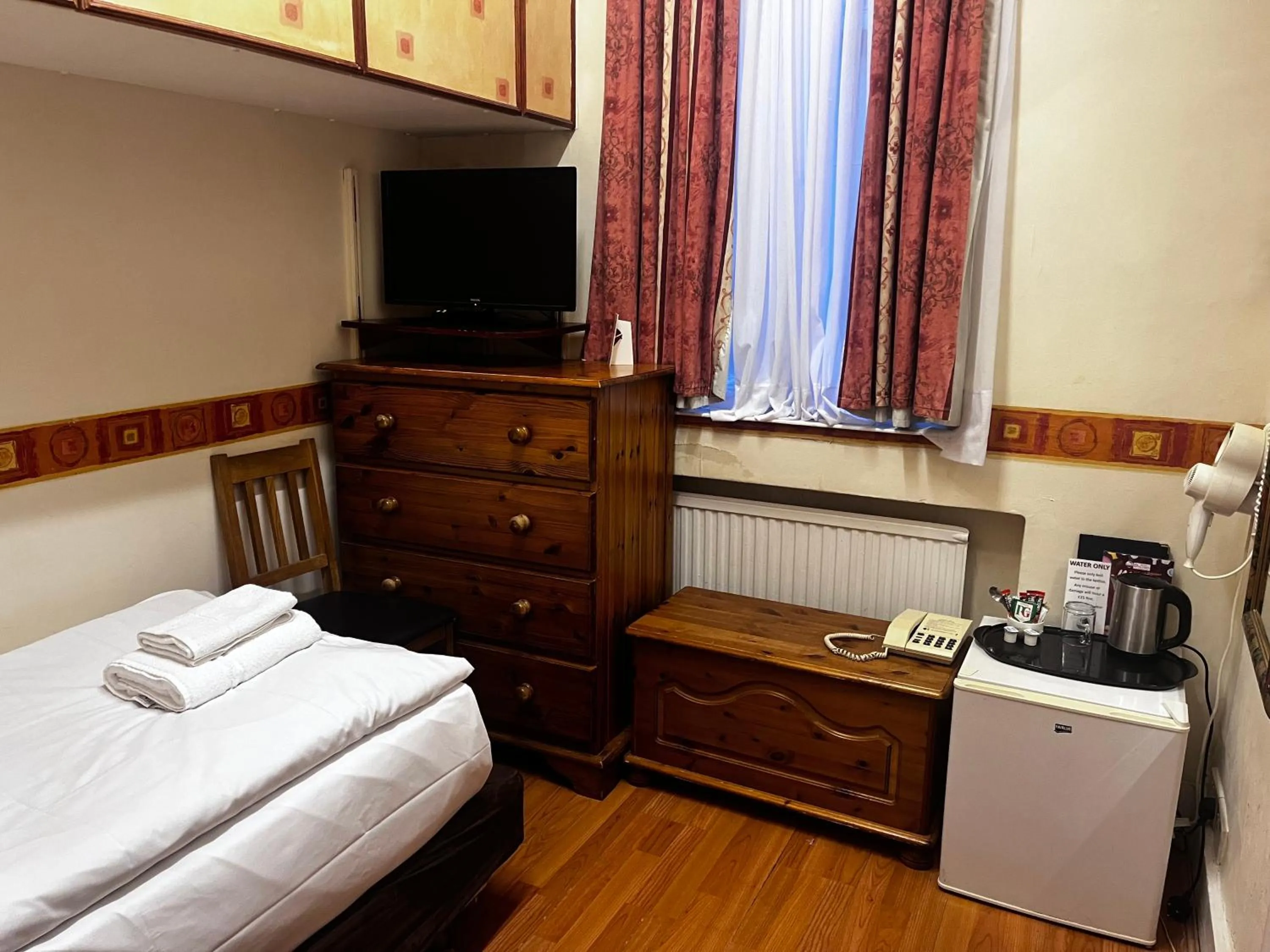 Bedroom, Bed in Dolphin Hotel