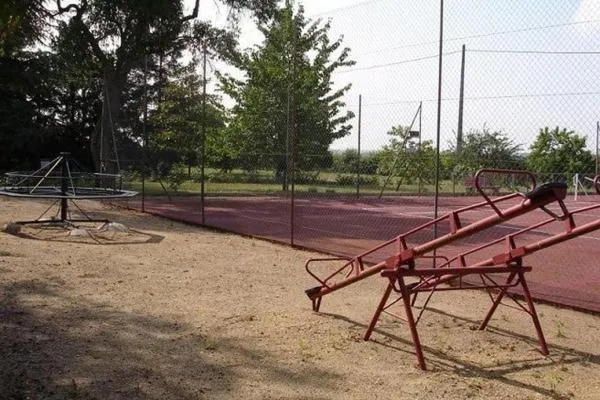 Tennis court in Le Buisson