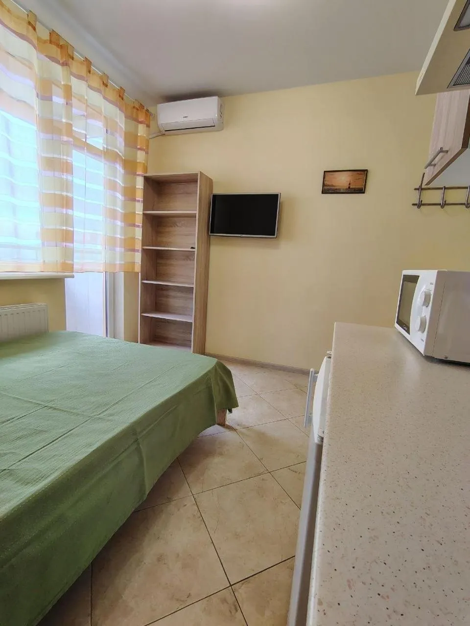 TV and multimedia, Bed in Orange Guest Rooms