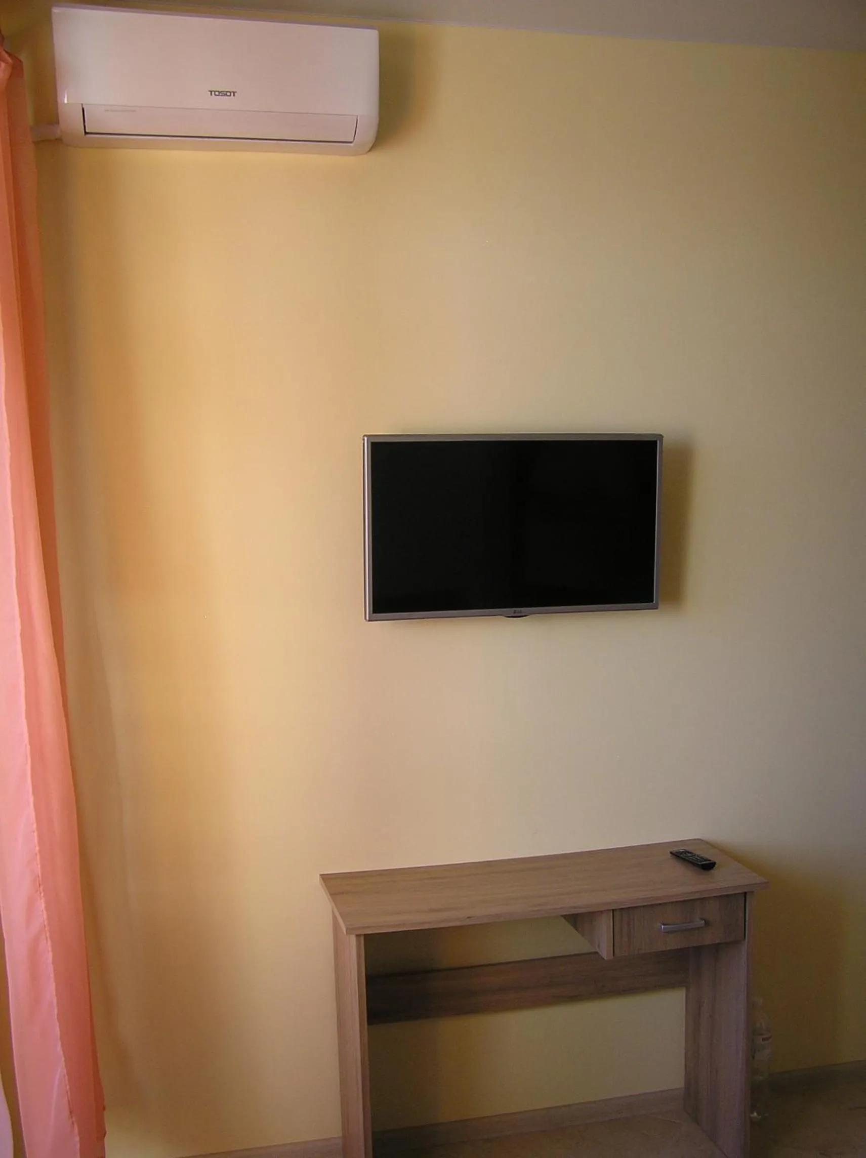 TV and multimedia in Orange Guest Rooms