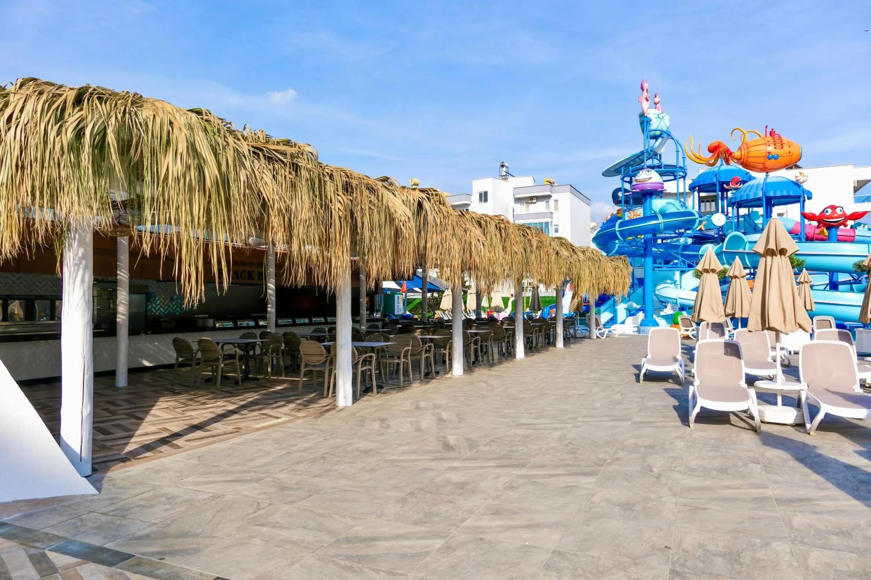 Restaurant/places to eat in Blue Wave Suite Hotel