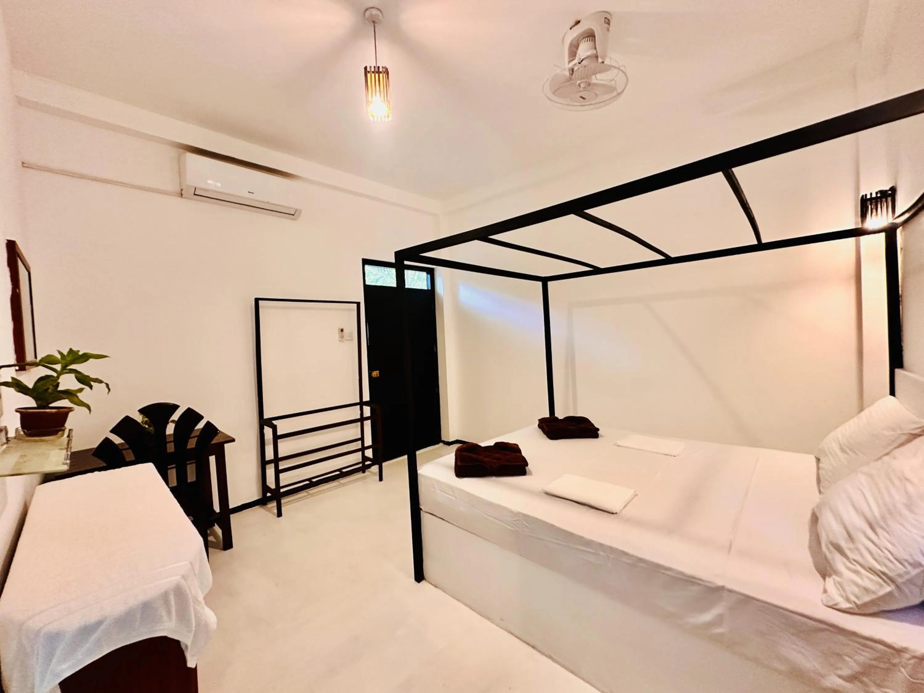 Bed in Rekawa Turtle Gate Hotel