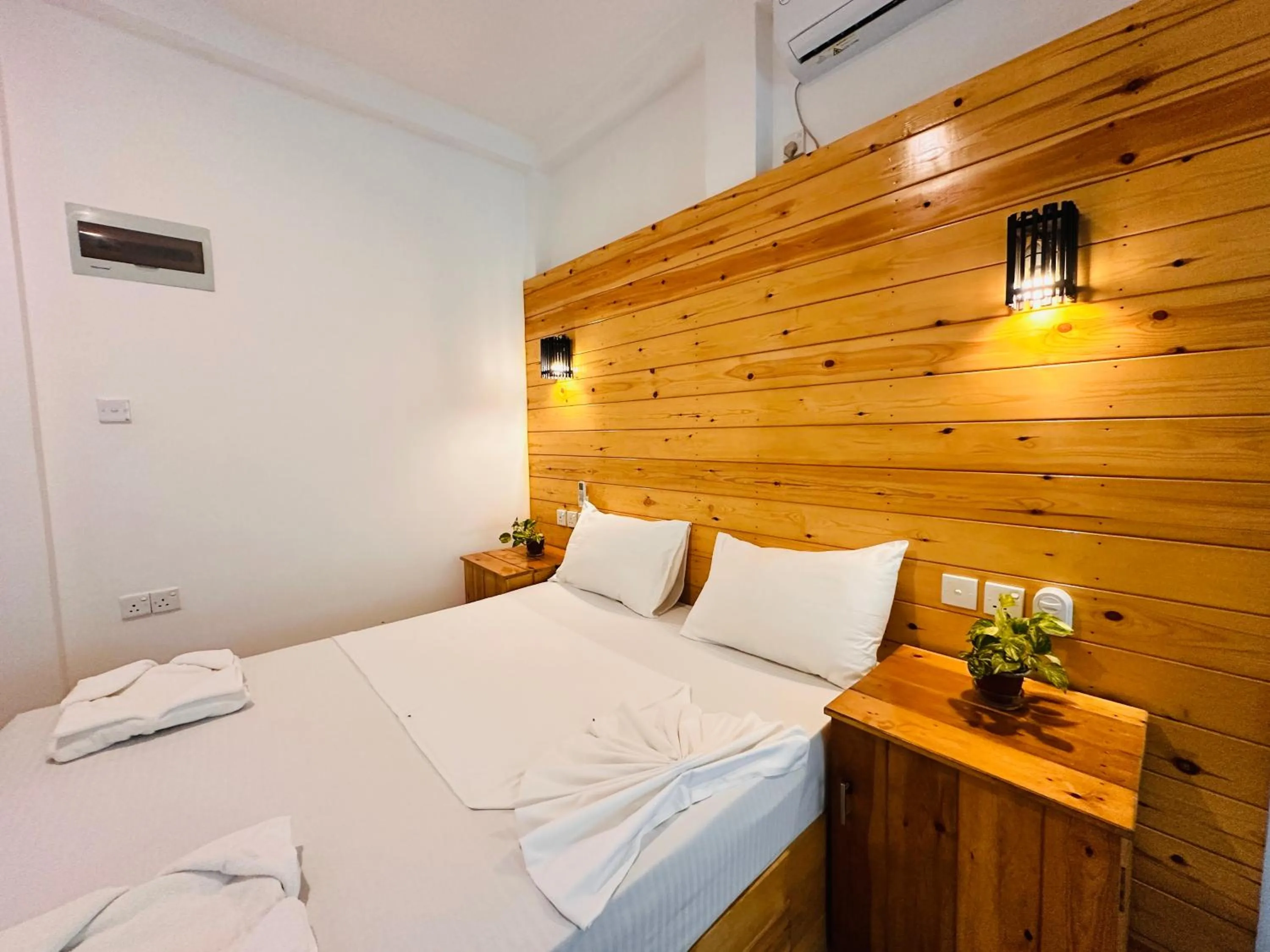 Bed in Rekawa Turtle Gate Hotel