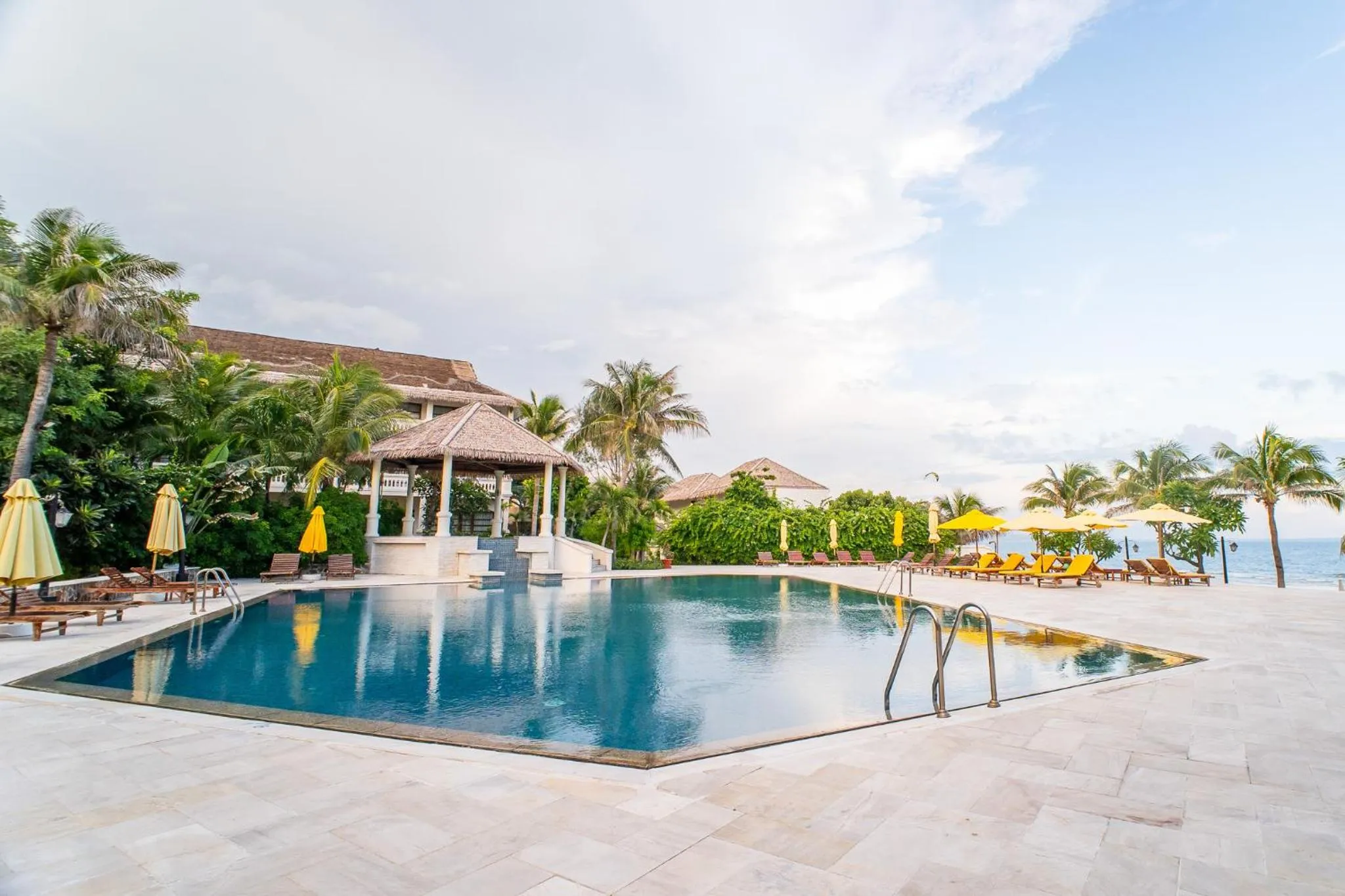 Swimming pool in Allezboo Beach Resort & Spa