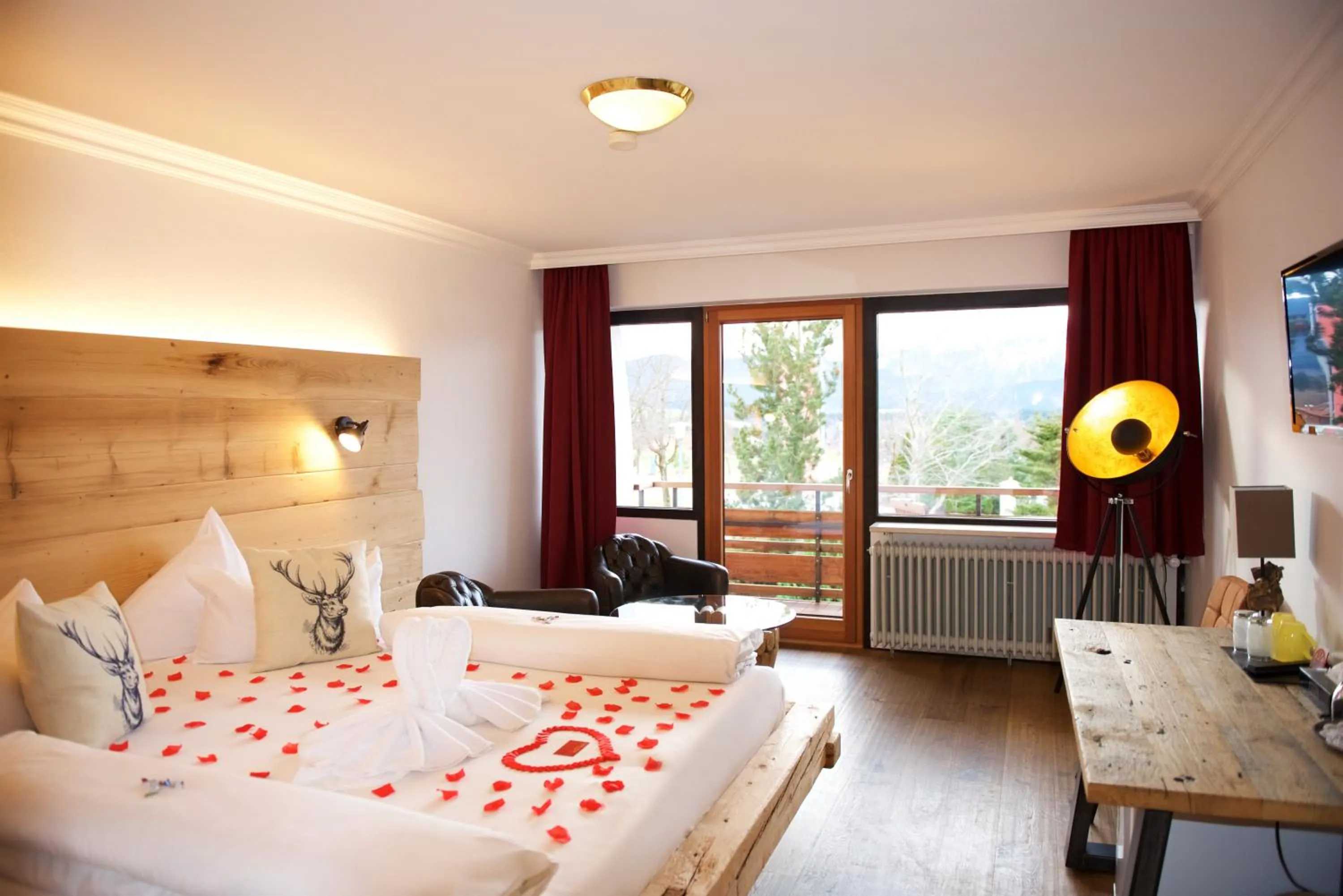 Photo of the whole room, Bed in Hotel Alpenglühn