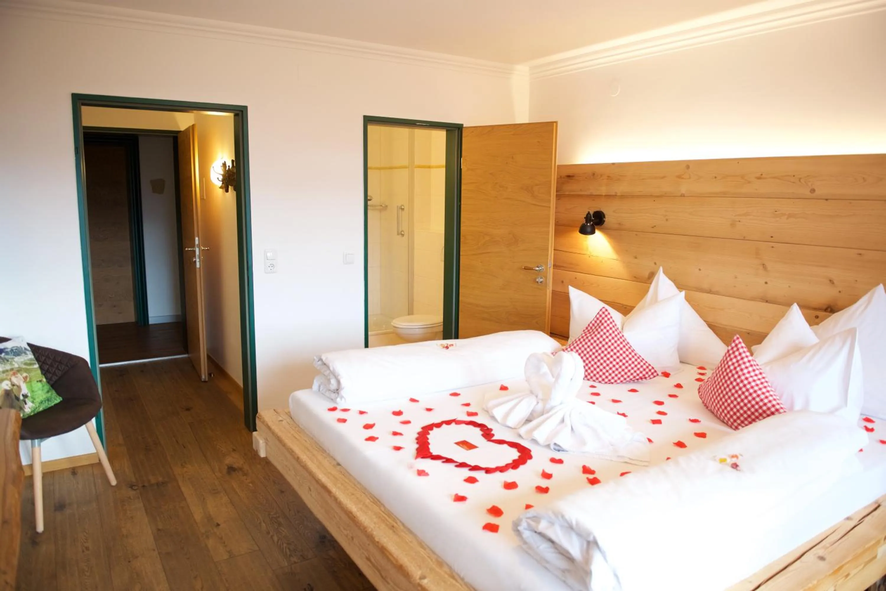 Photo of the whole room, Bed in Hotel Alpenglühn