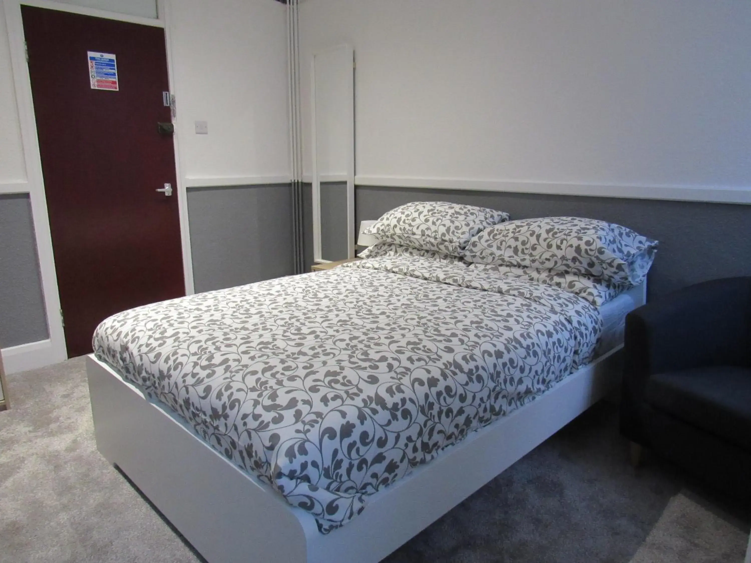 Bed in Pear Tree Inn Bed in Pear Tree Inn