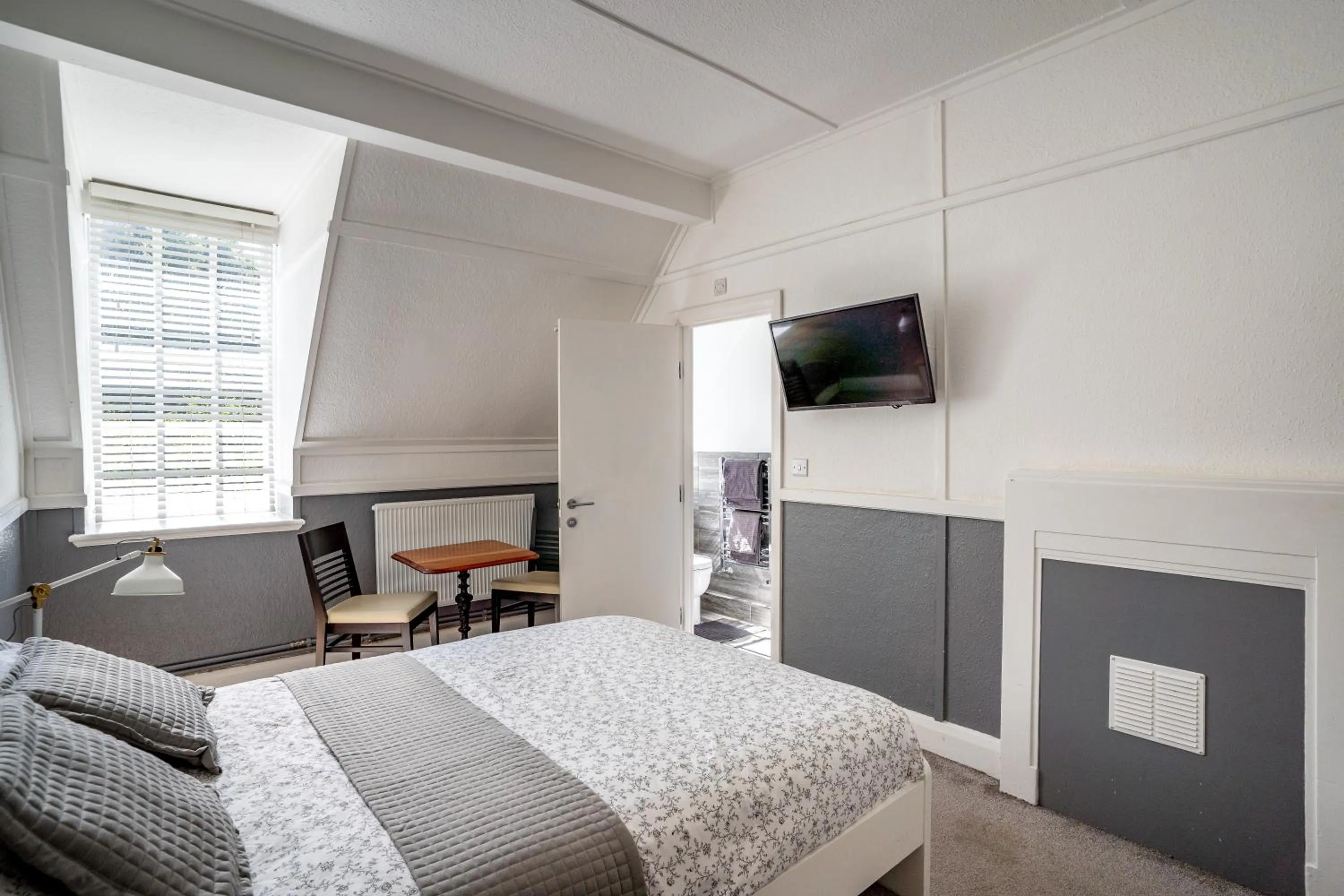 Bed in Pear Tree Inn