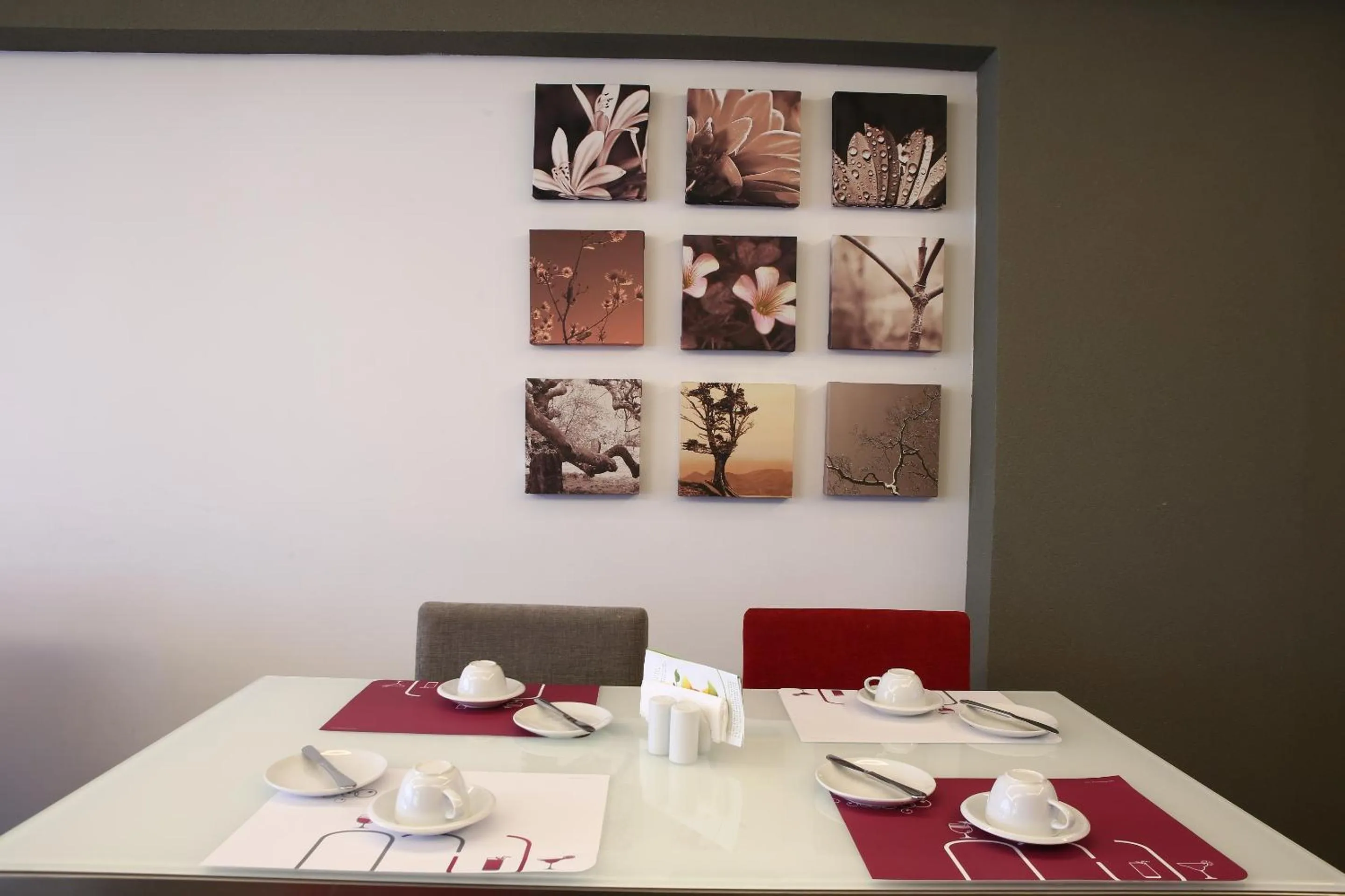 Restaurant/places to eat in Monoberge Hotel