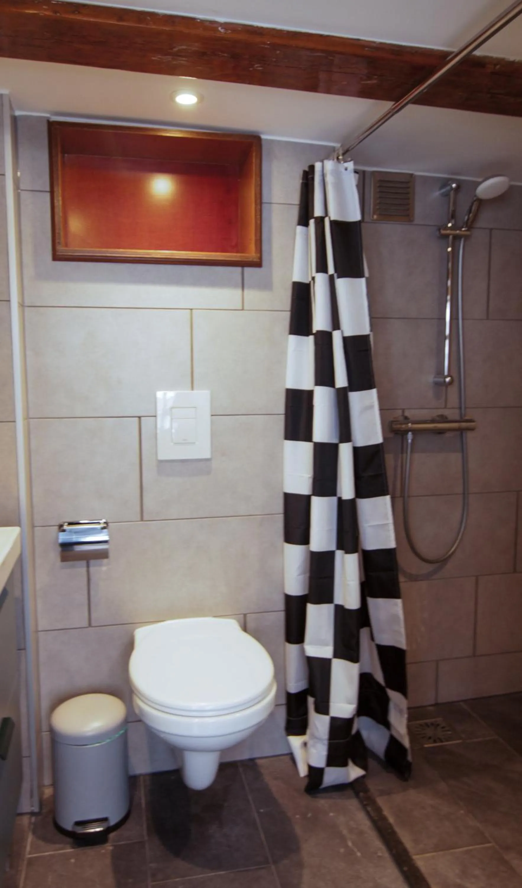 Shower in Urban Vibes Guesthouse