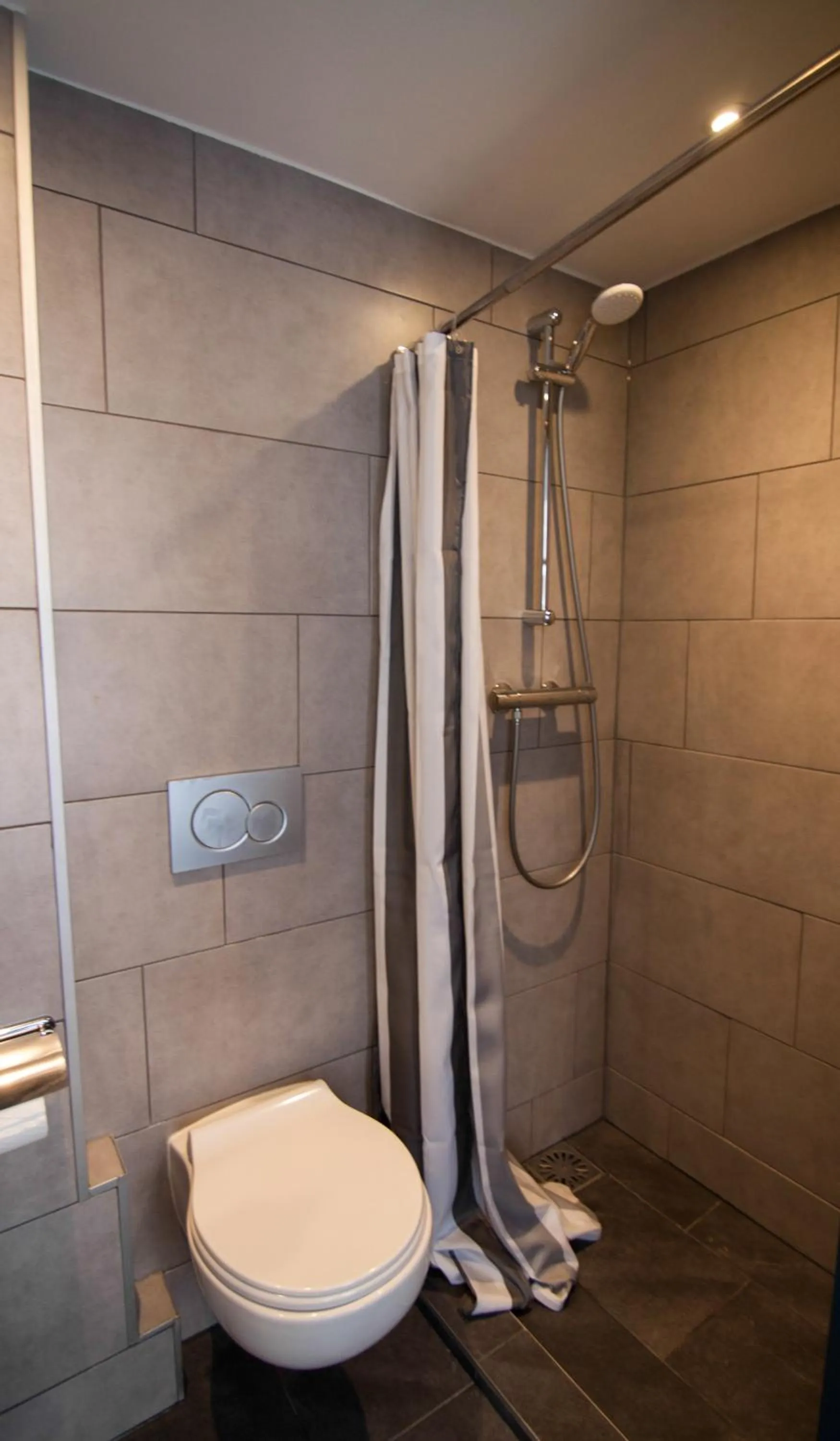 Shower in Urban Vibes Guesthouse