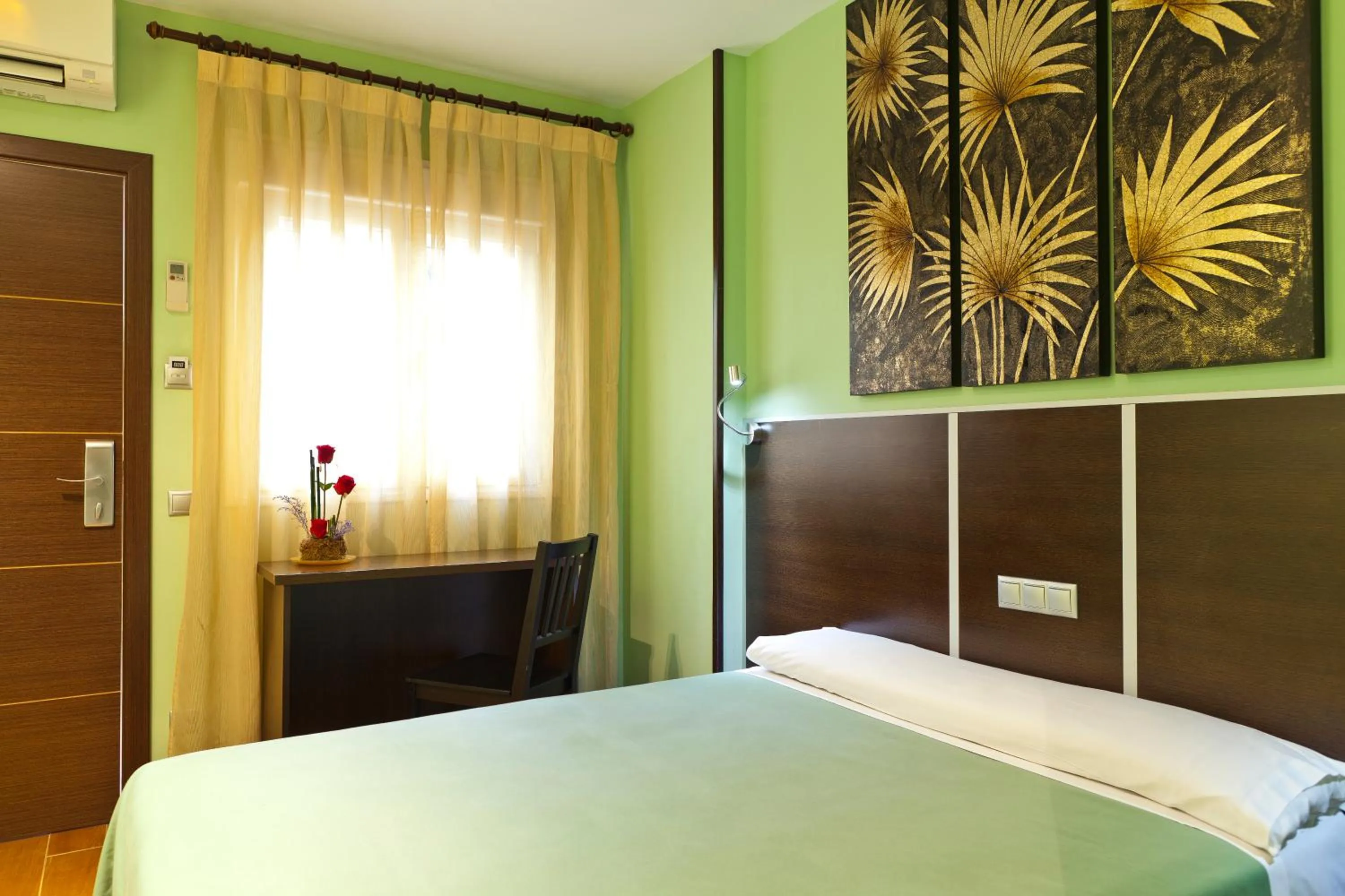 Photo of the whole room, Bed in Hostal Avenida Barajas