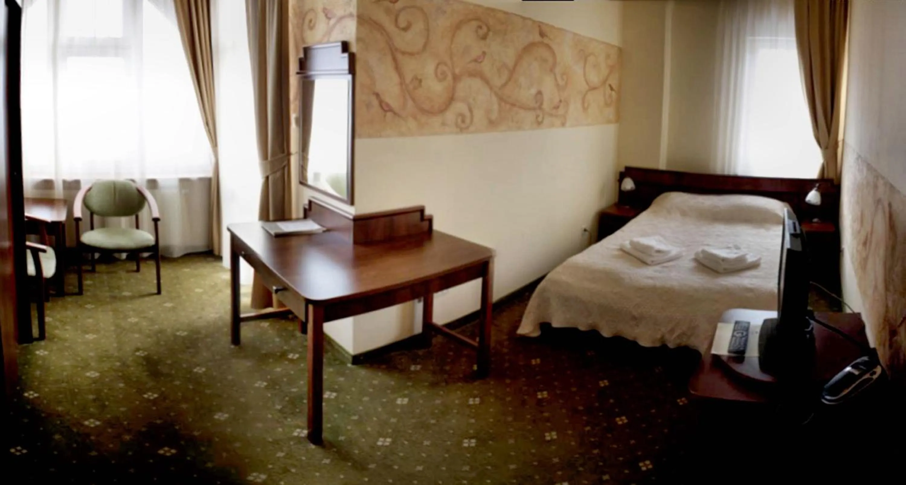 Photo of the whole room, Bed in Tarasy Wang