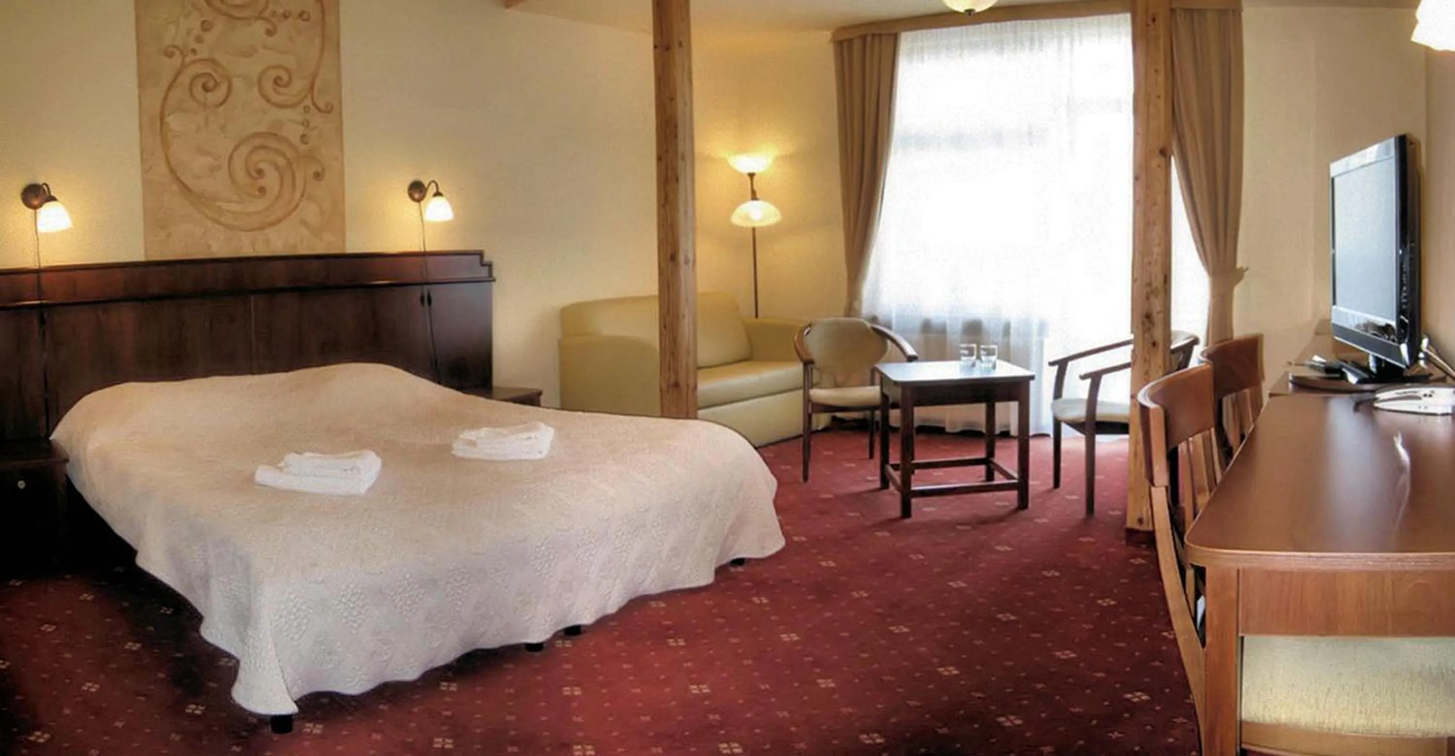 Photo of the whole room, Bed in Tarasy Wang