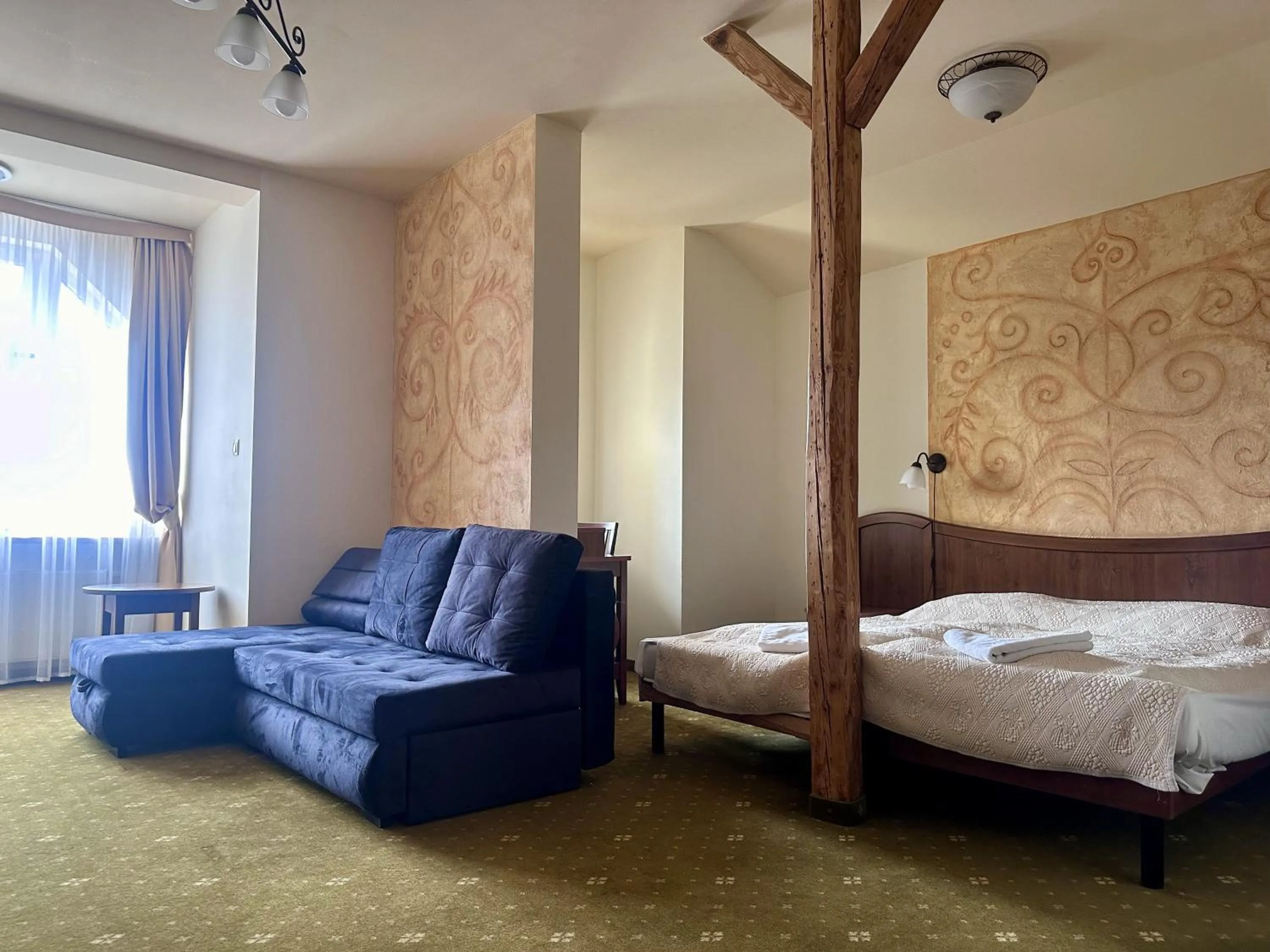 Photo of the whole room, Bed in Tarasy Wang