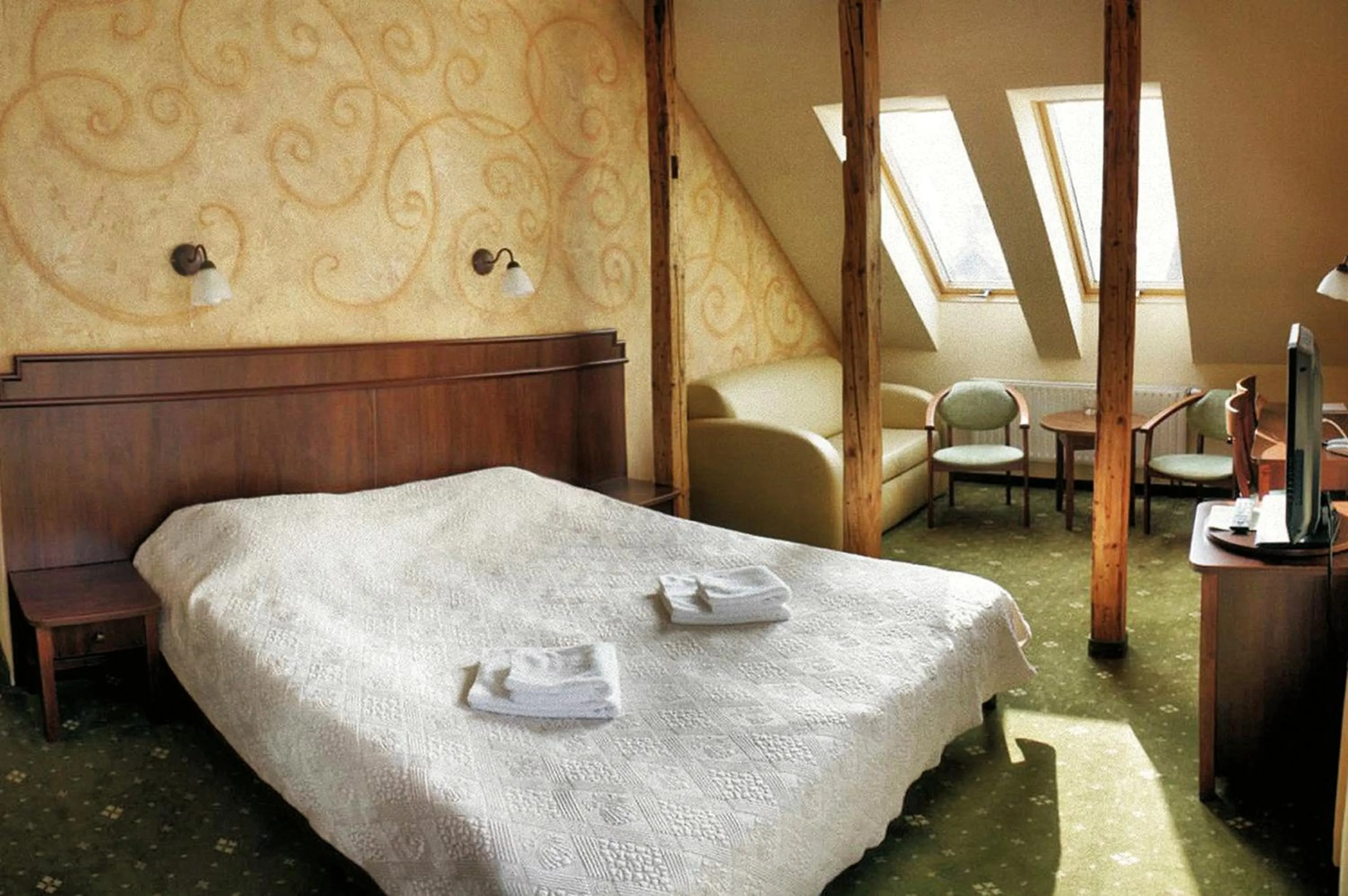 Photo of the whole room, Bed in Tarasy Wang