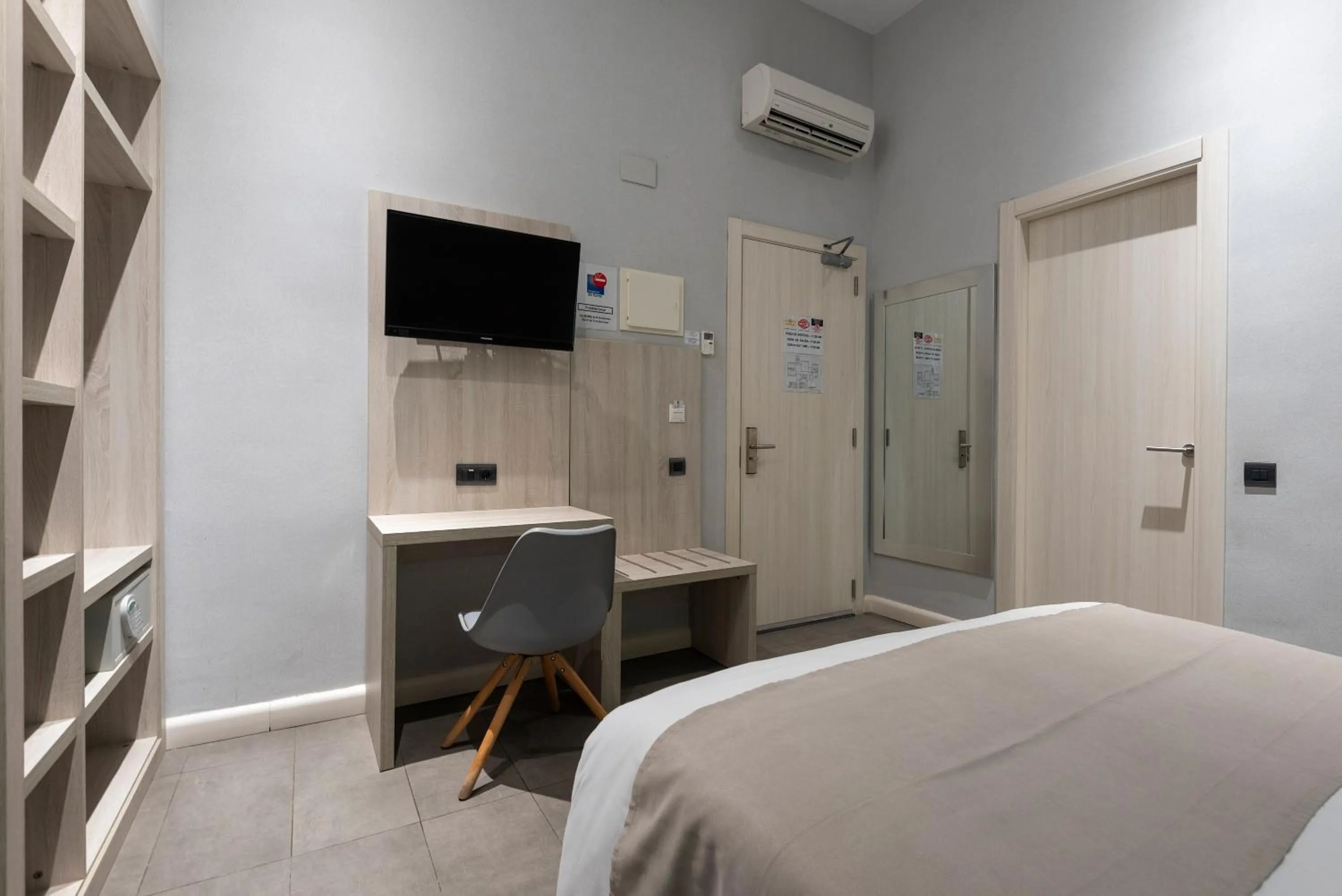 Communal lounge/ TV room, Bed in Plaza Goya Rooms