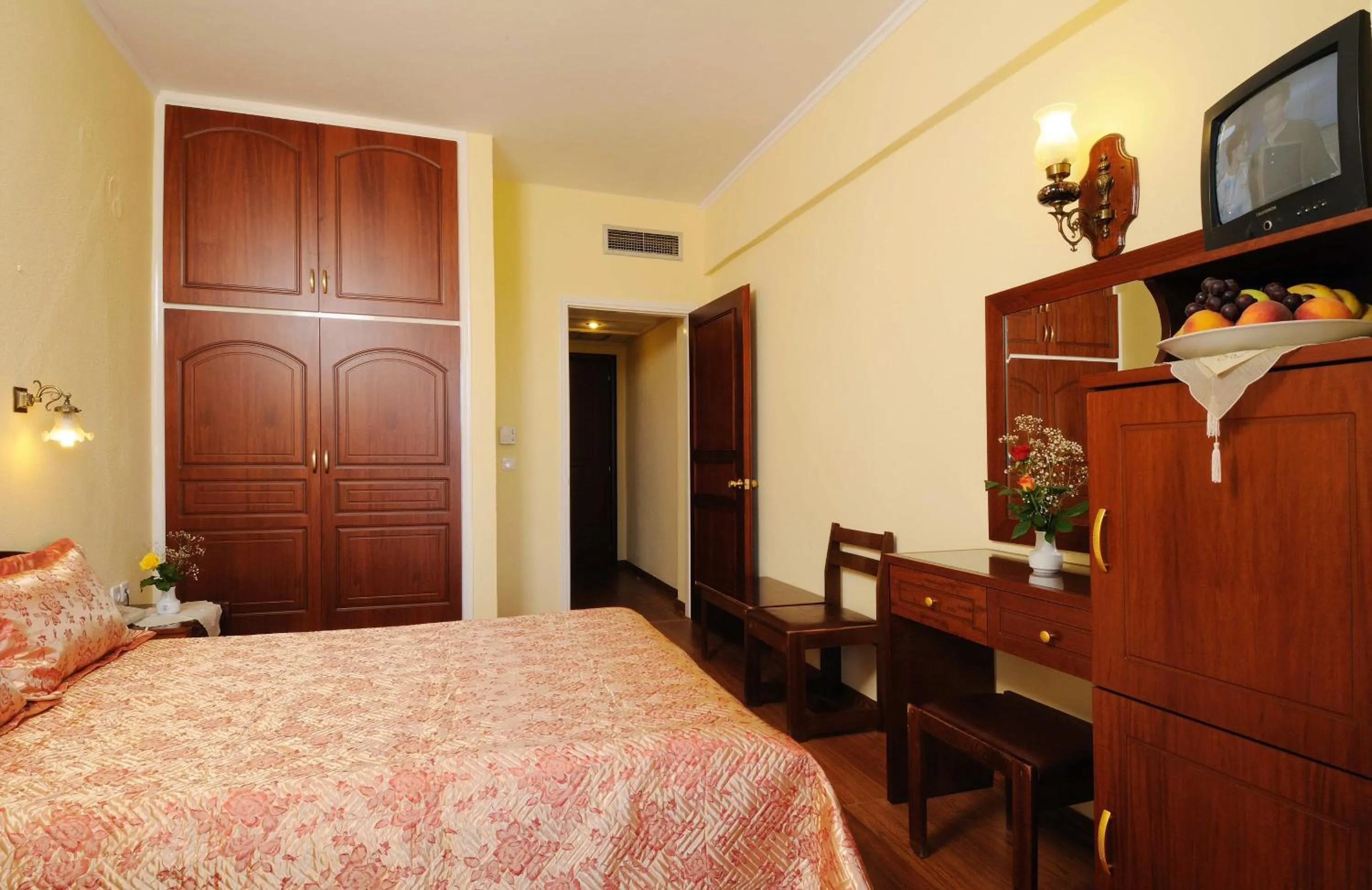 Shower, Bed in Sunset Hotel