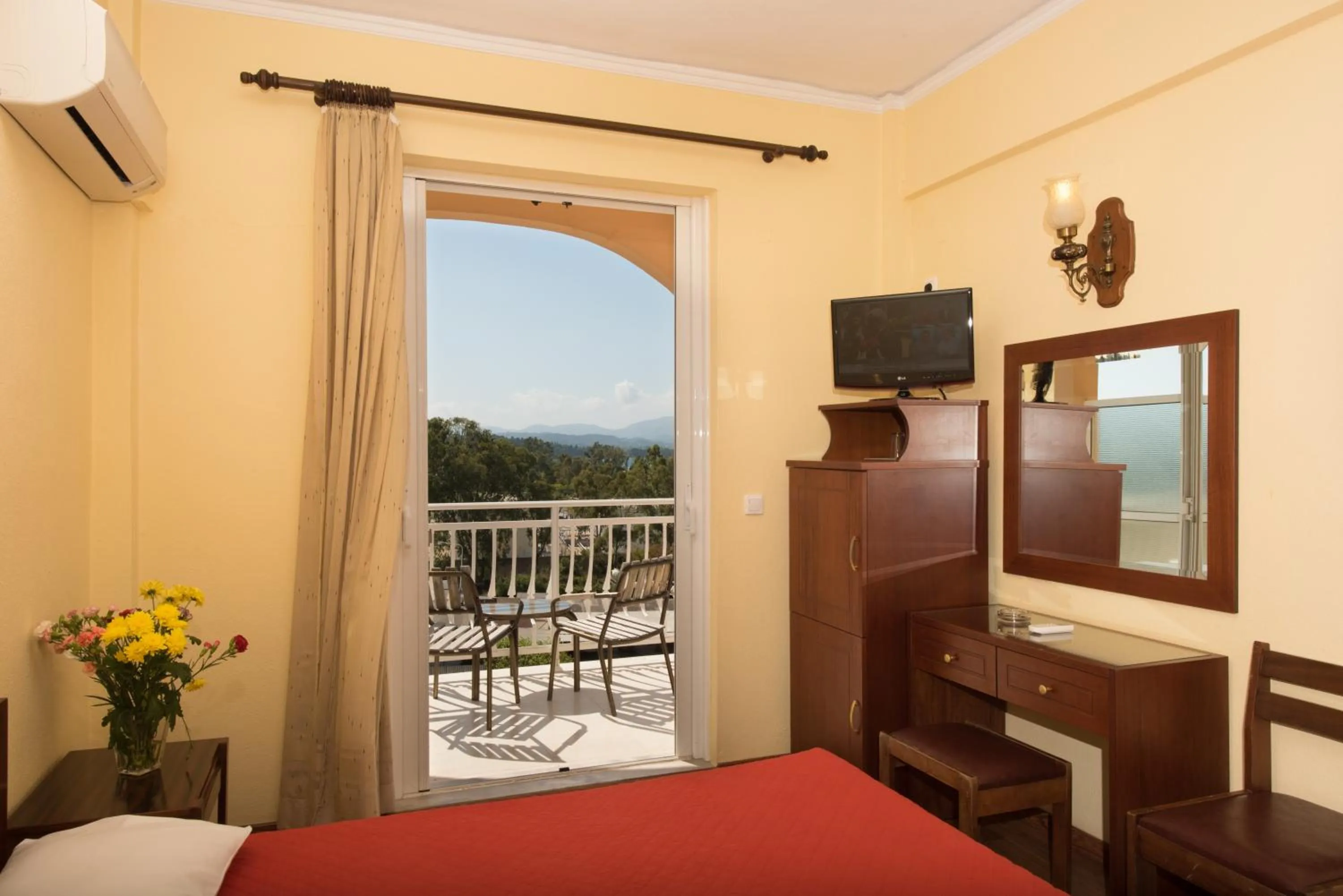 Photo of the whole room, Bed in Sunset Hotel