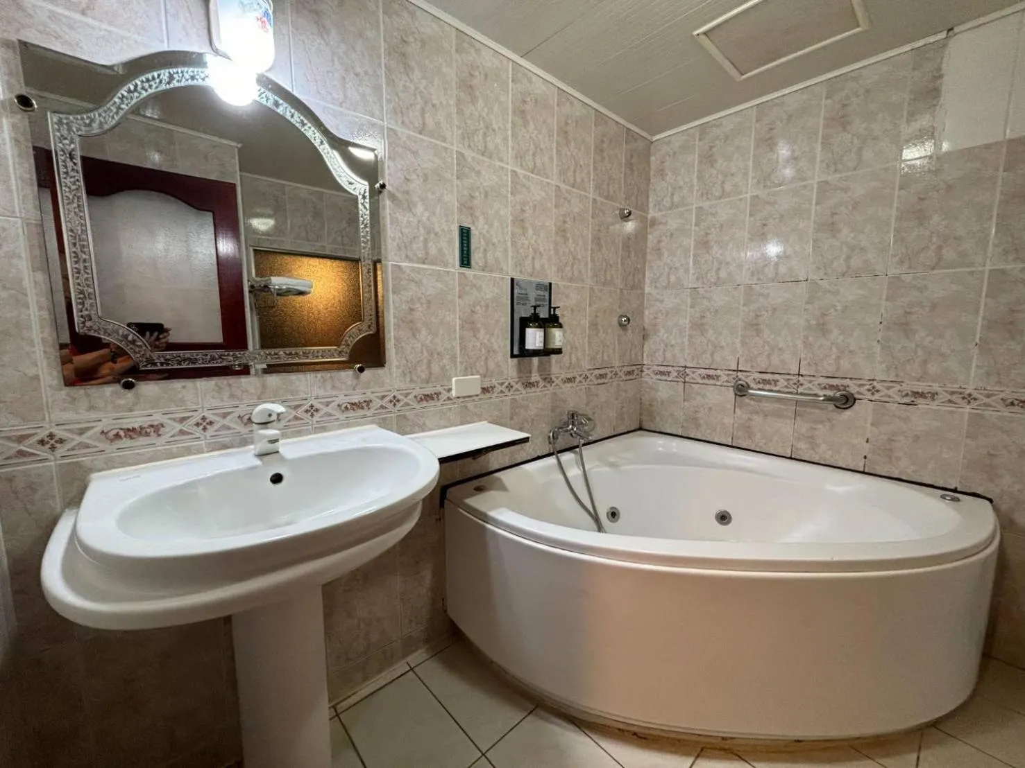 Shower in Hua Xiang Motel - Da Chang
