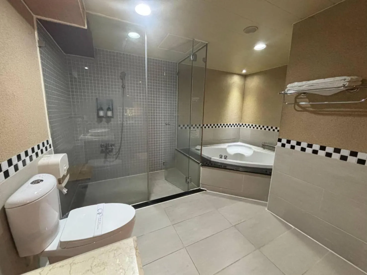 Shower in Hua Xiang Motel - Da Chang