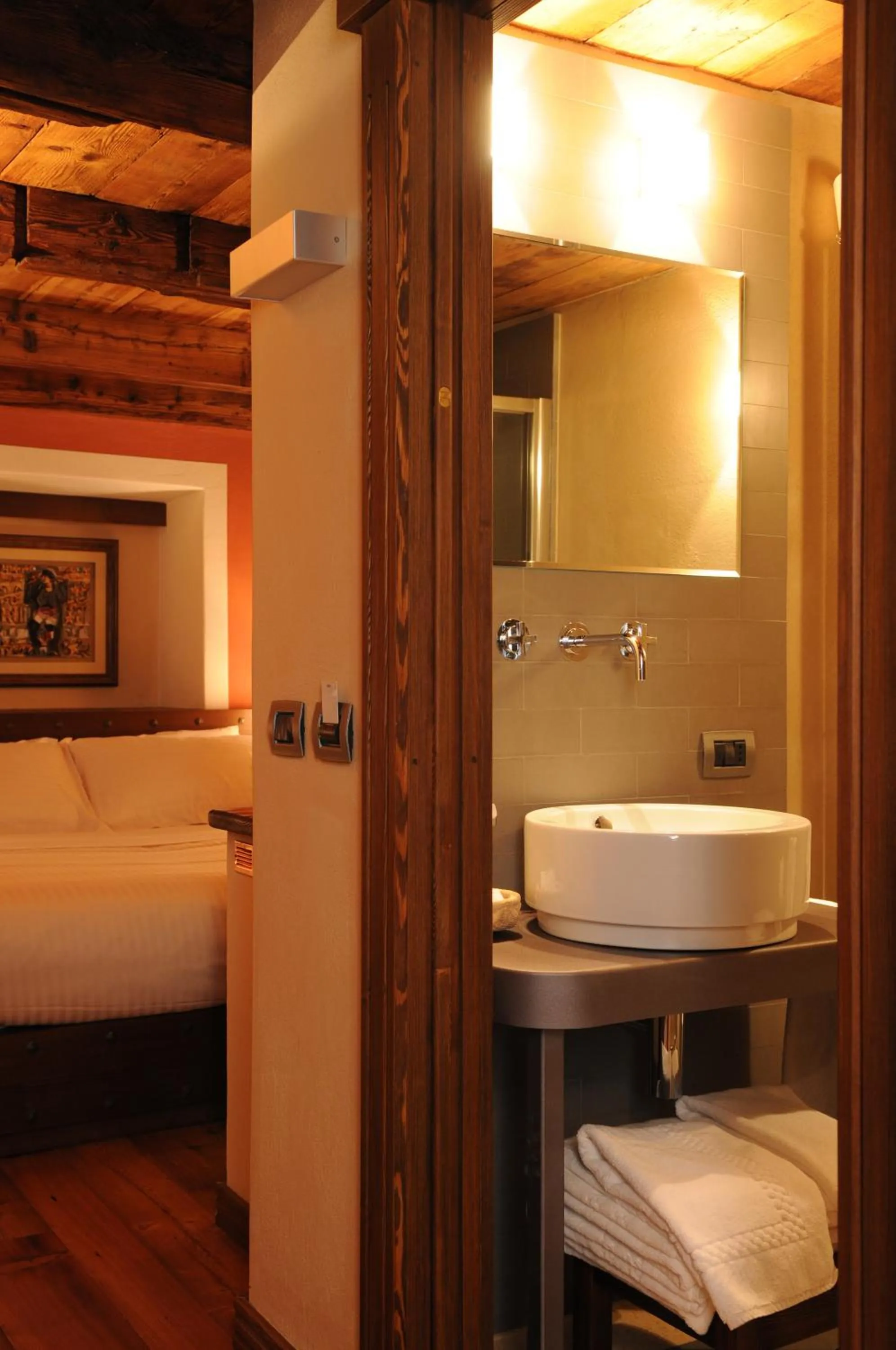 Bathroom, Bed in Hotel Ad Gallias