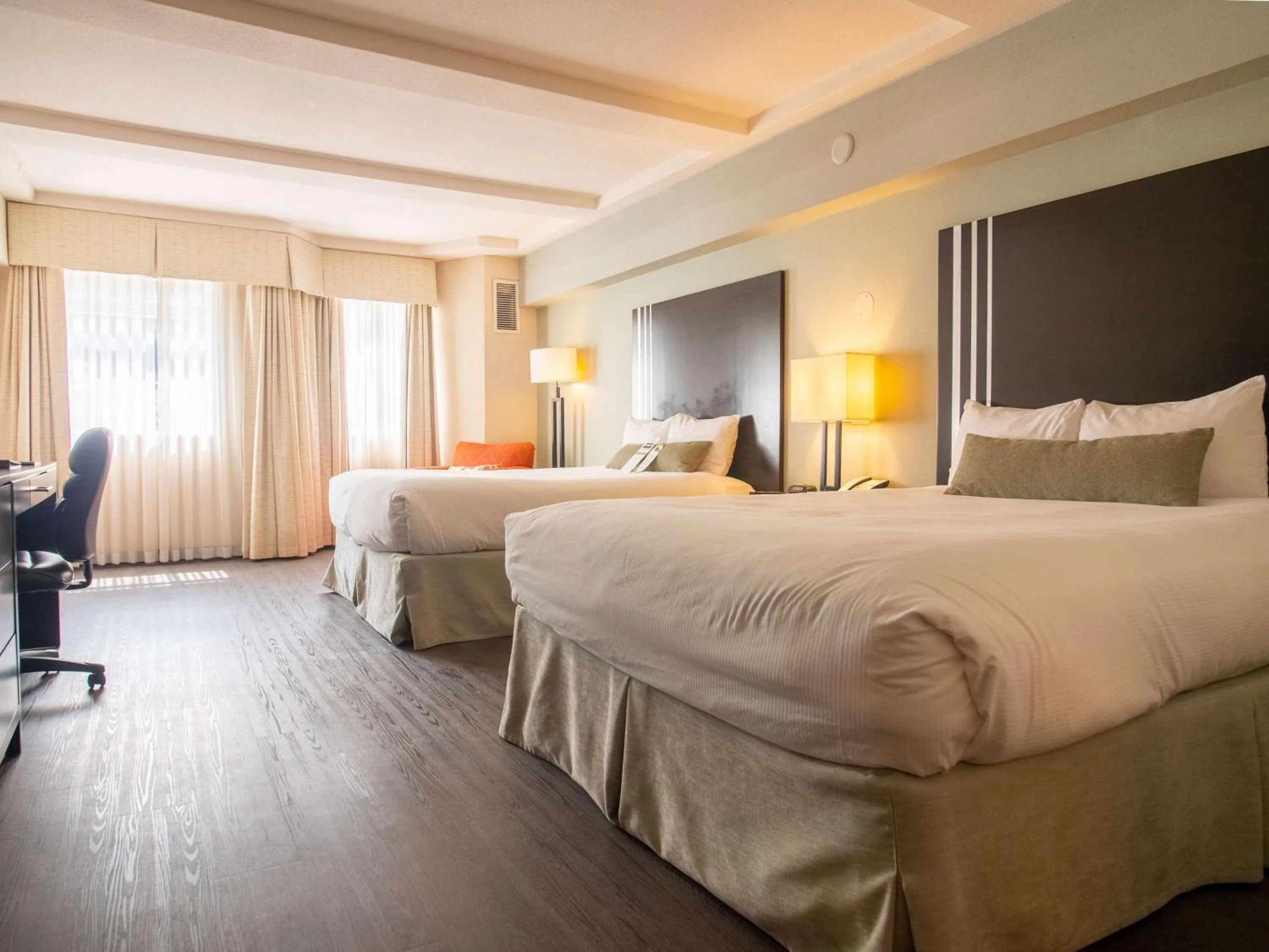 TV and multimedia, Bed in Coast Kamloops Hotel & Conference Centre