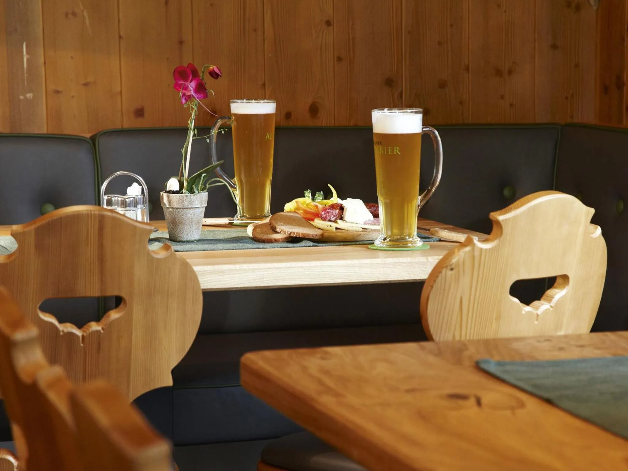 Restaurant/places to eat in Alpengasthof Grüner, Ski In & Ski Out