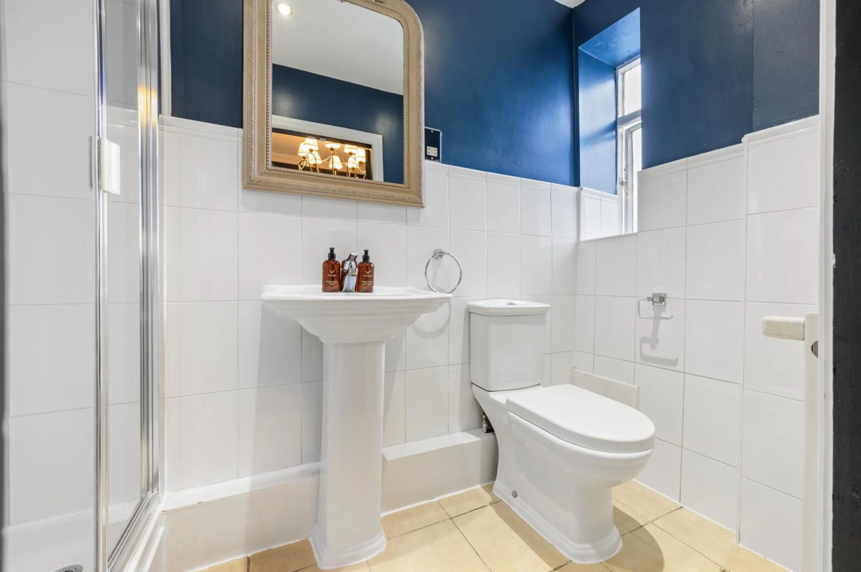 Shower in Guy Fawkes Inn