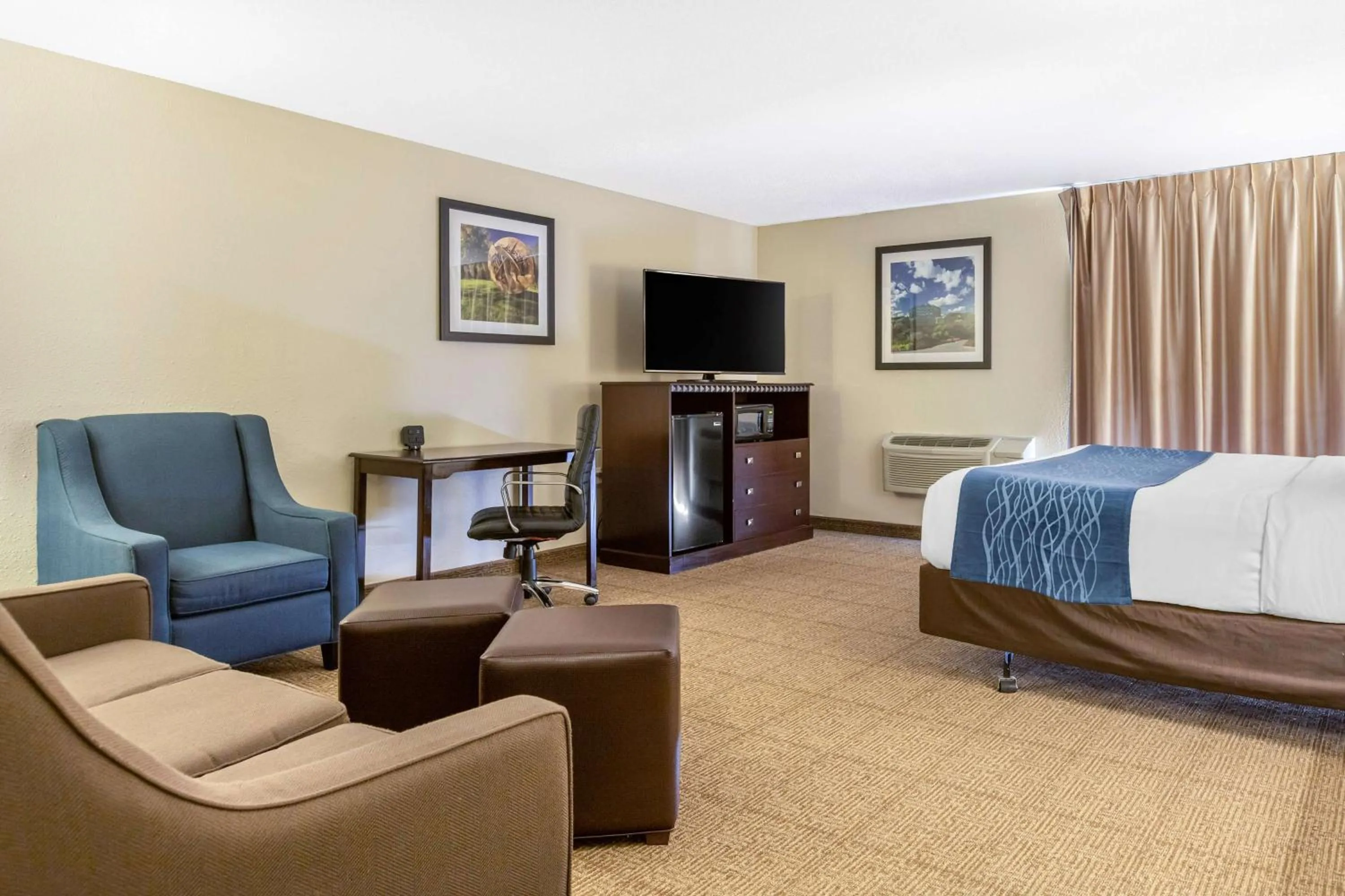 Photo of the whole room, Bed in Comfort Inn Grand Rapids Airport
