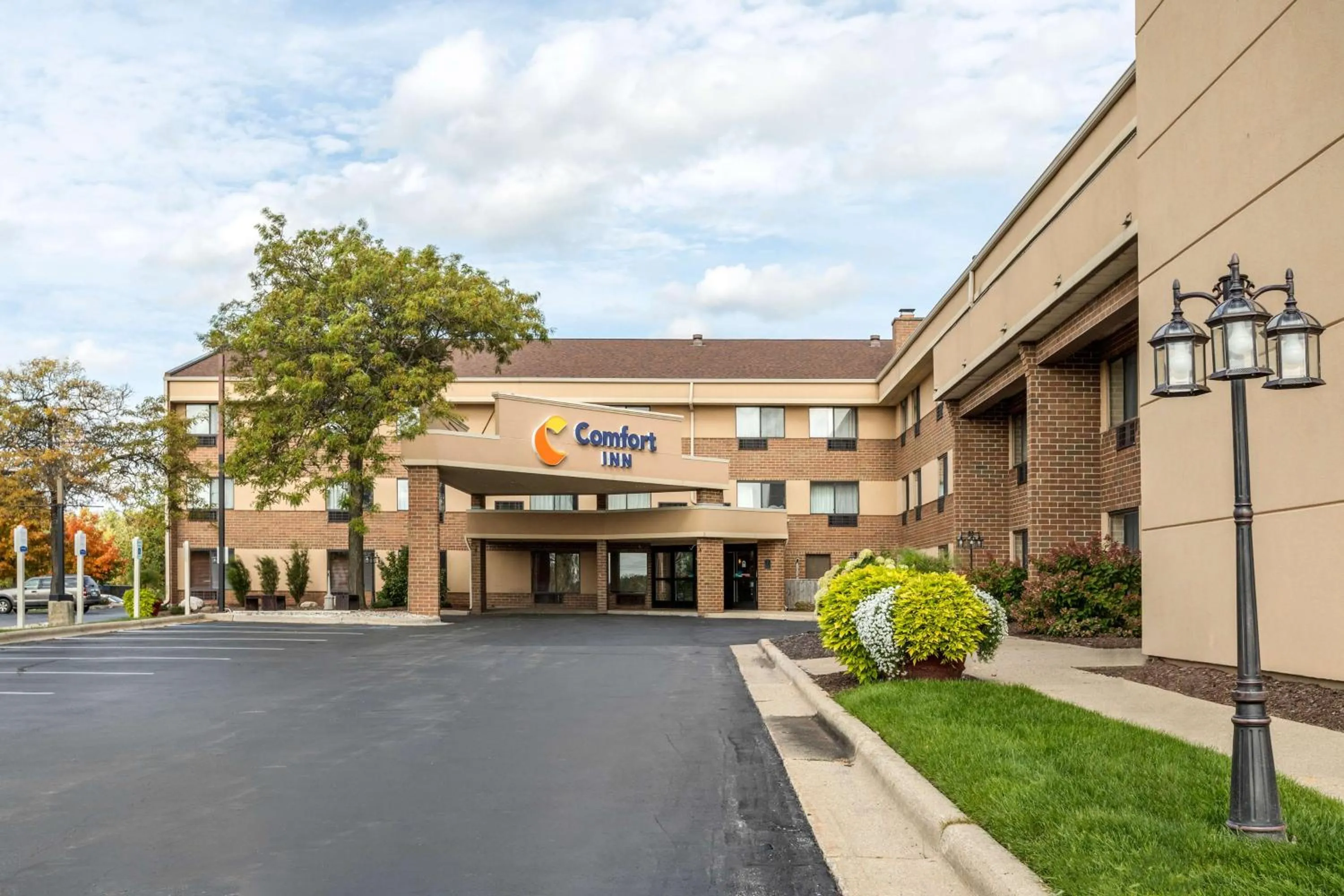 Property building in Comfort Inn Grand Rapids Airport