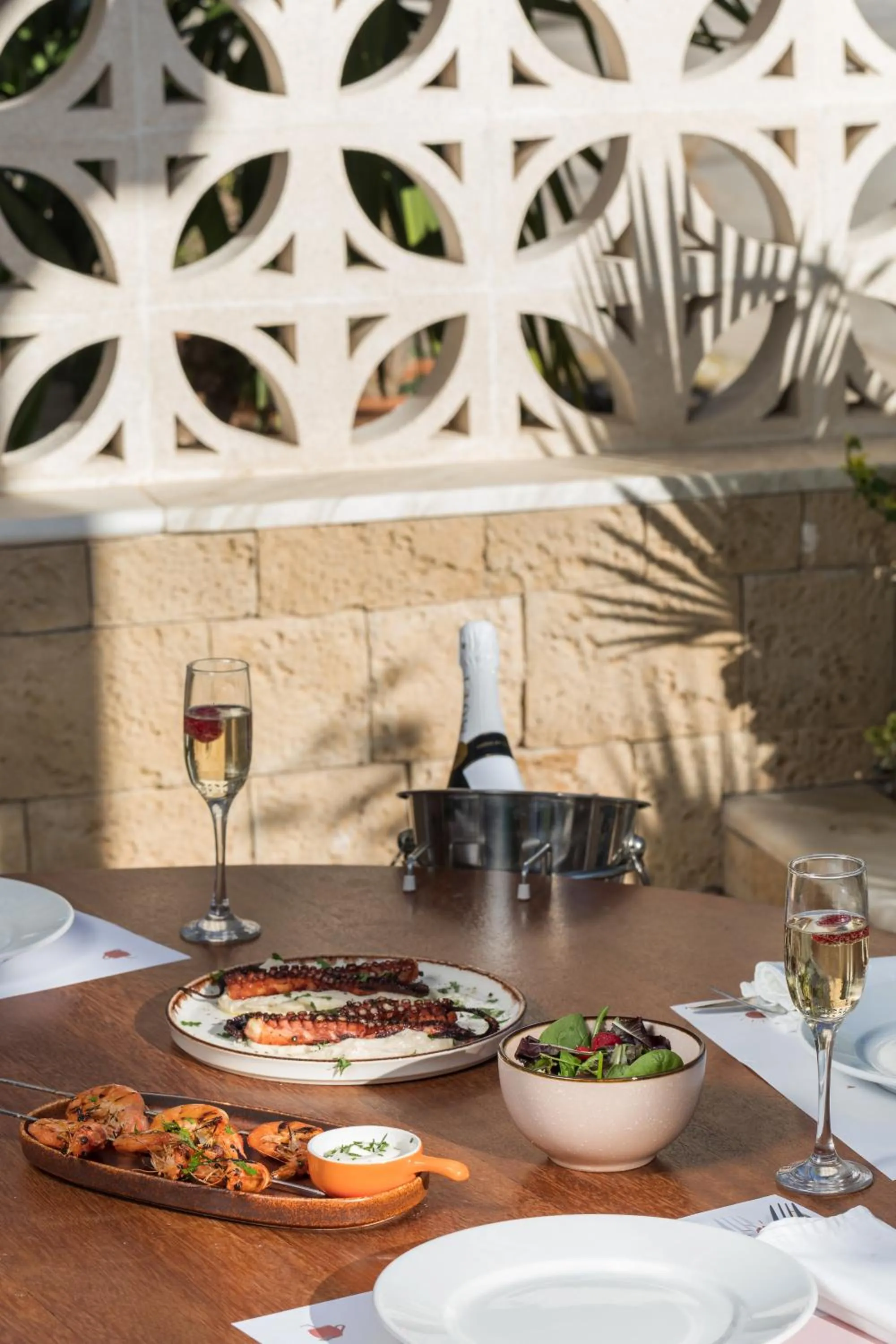 Food and drinks in Eliza Hotel by Panel Hospitality