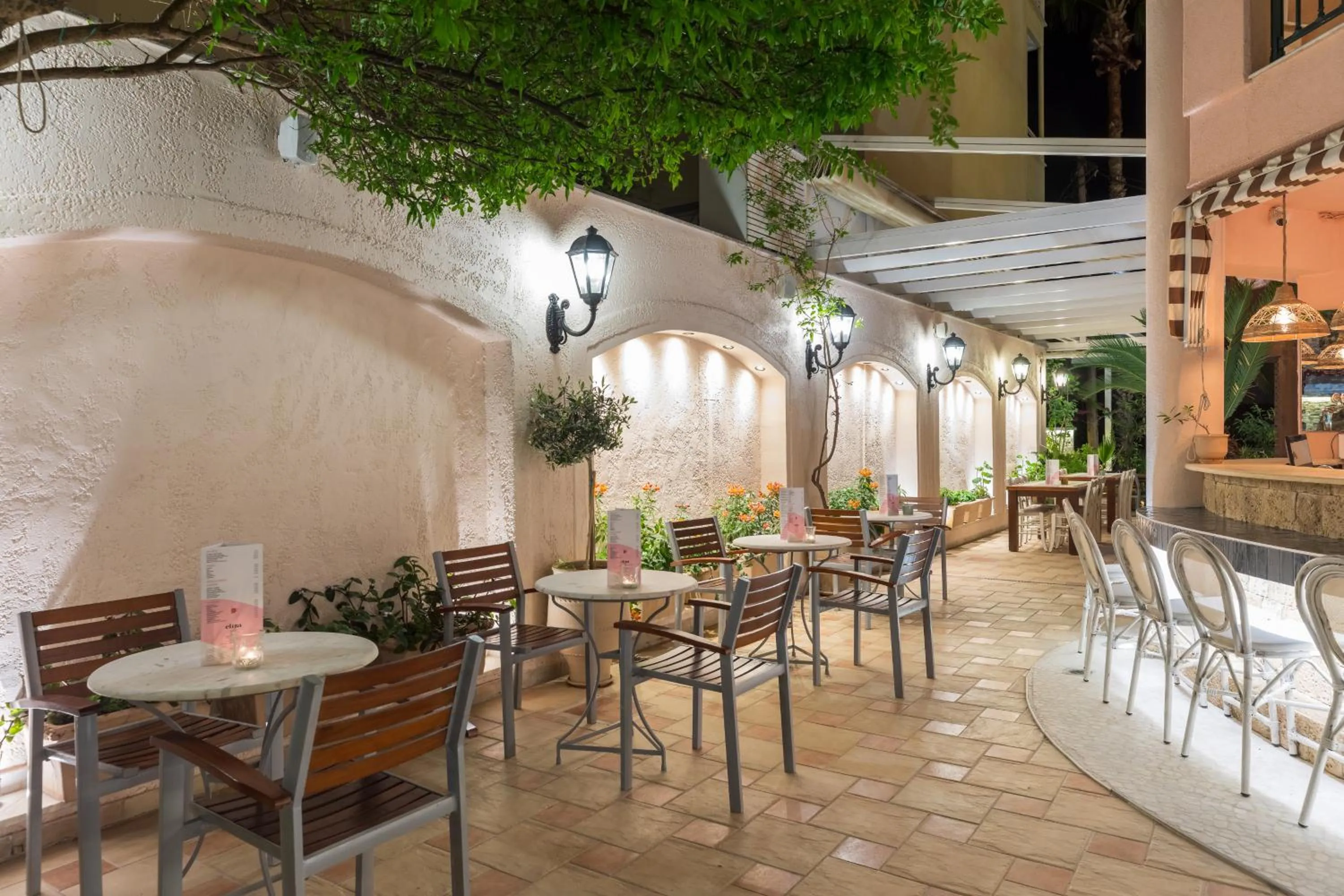 Restaurant/places to eat in Eliza Hotel by Panel Hospitality