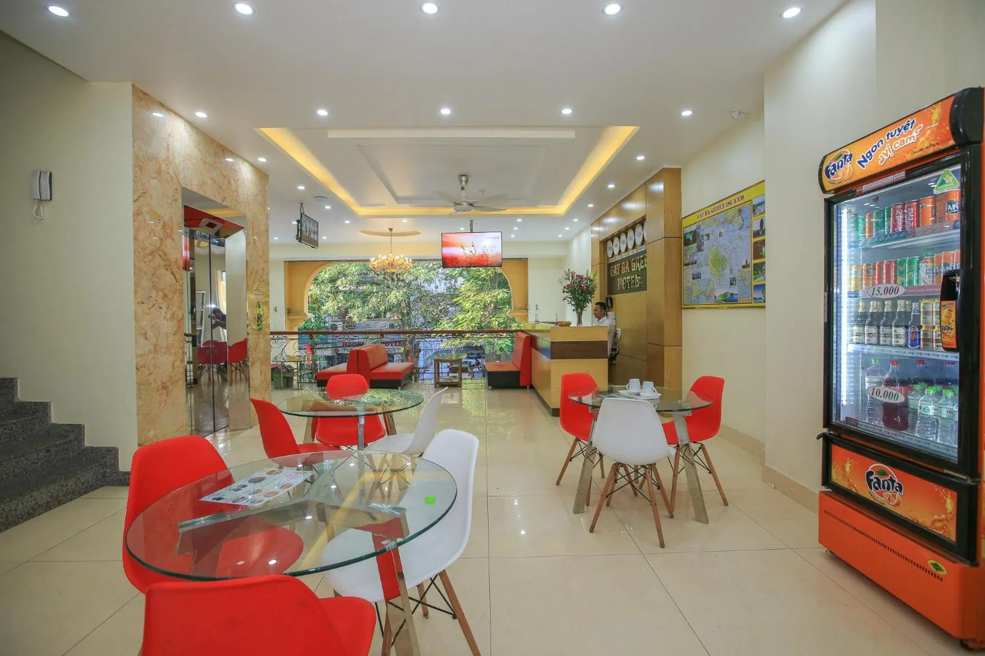 Communal lounge/ TV room in Cat Ba Green Hotel