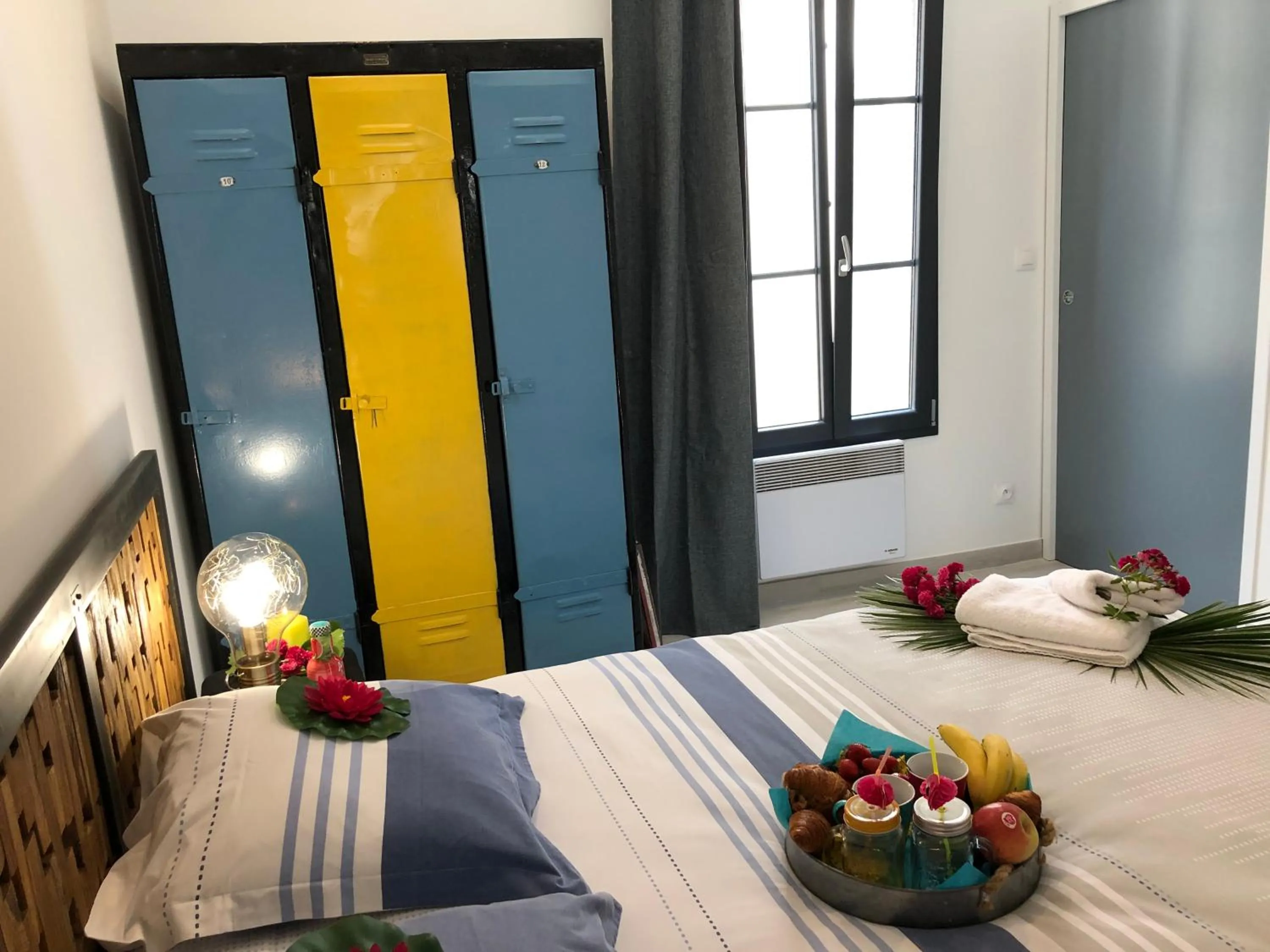 Photo of the whole room, Bed in Le Clos du Square - climatisé