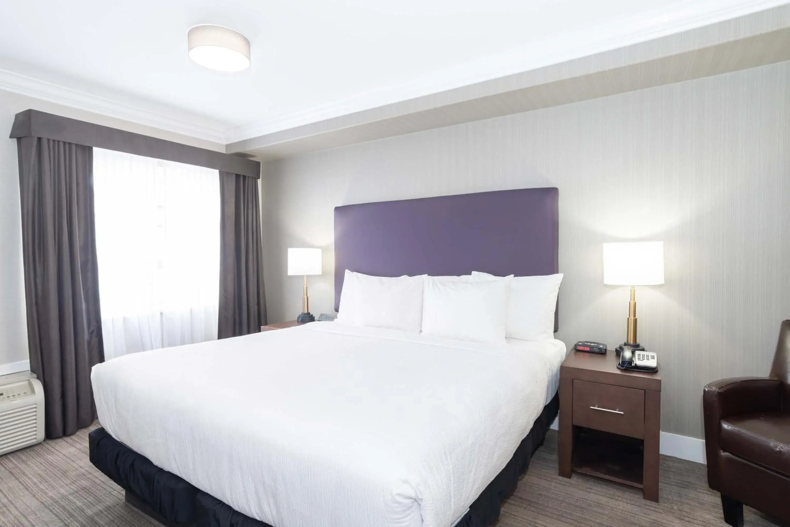 Photo of the whole room, Bed in Sandman Hotel and Suites Abbotsford Photo of the whole room, Bed in Sandman Hotel and Suites Abbotsford