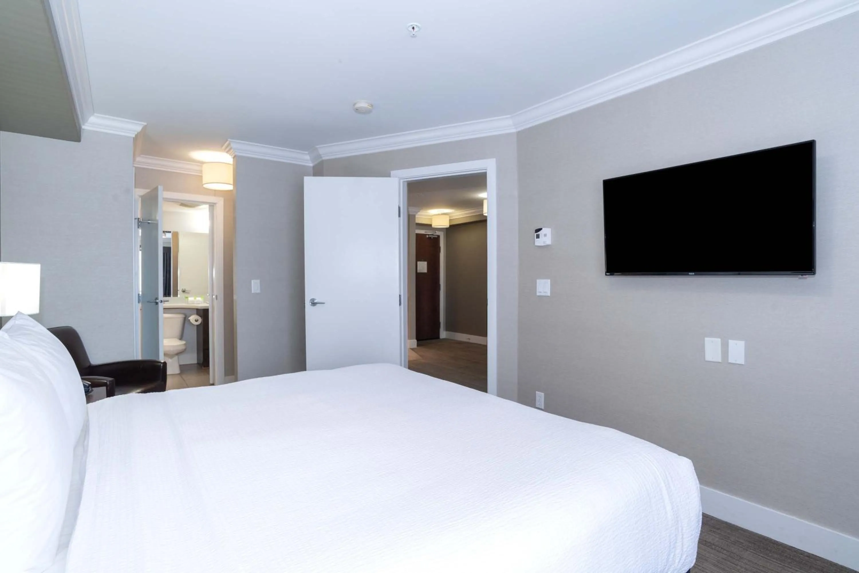 Photo of the whole room, Bed in Sandman Hotel and Suites Abbotsford
