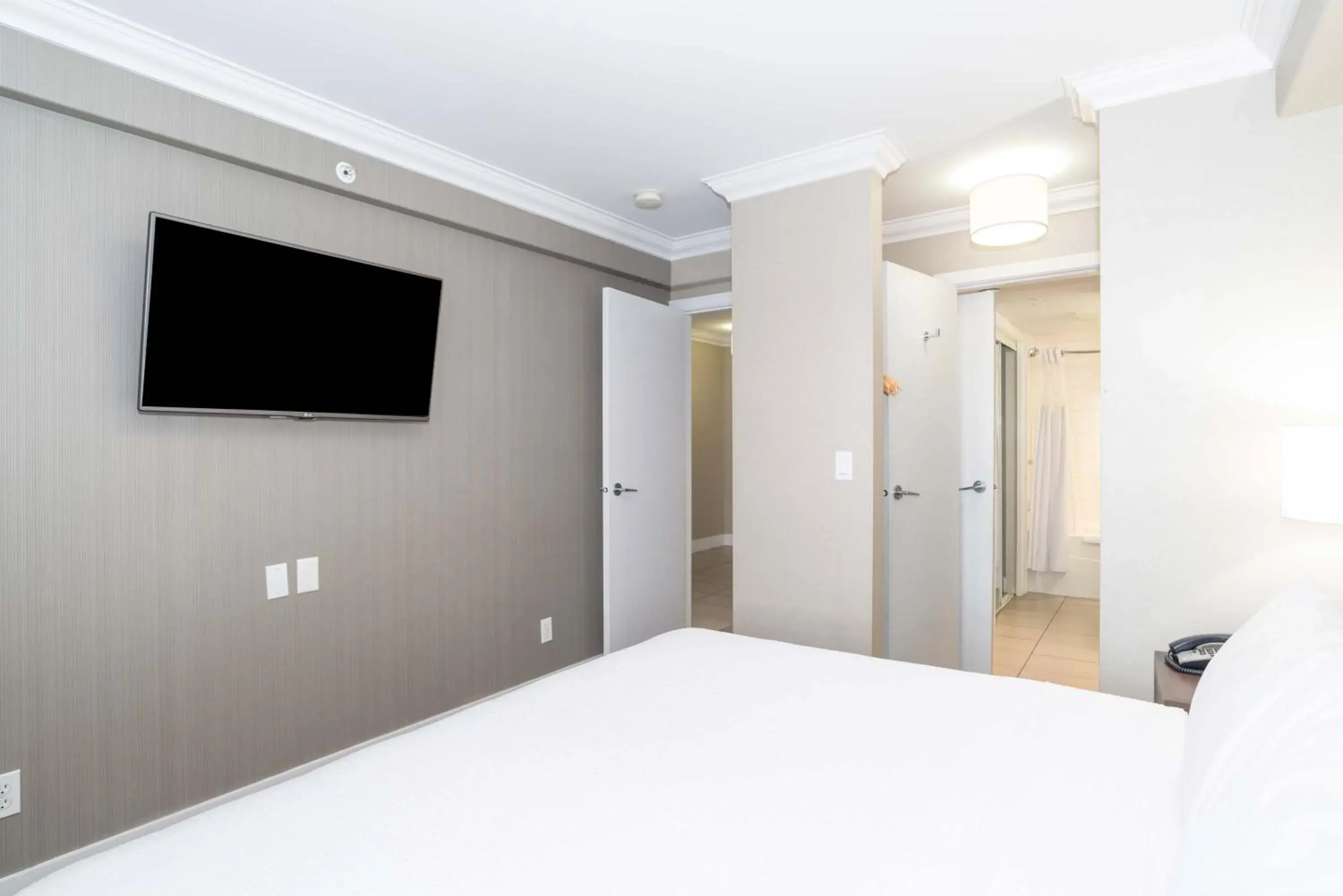 Photo of the whole room, Bed in Sandman Hotel and Suites Abbotsford Photo of the whole room, Bed in Sandman Hotel and Suites Abbotsford