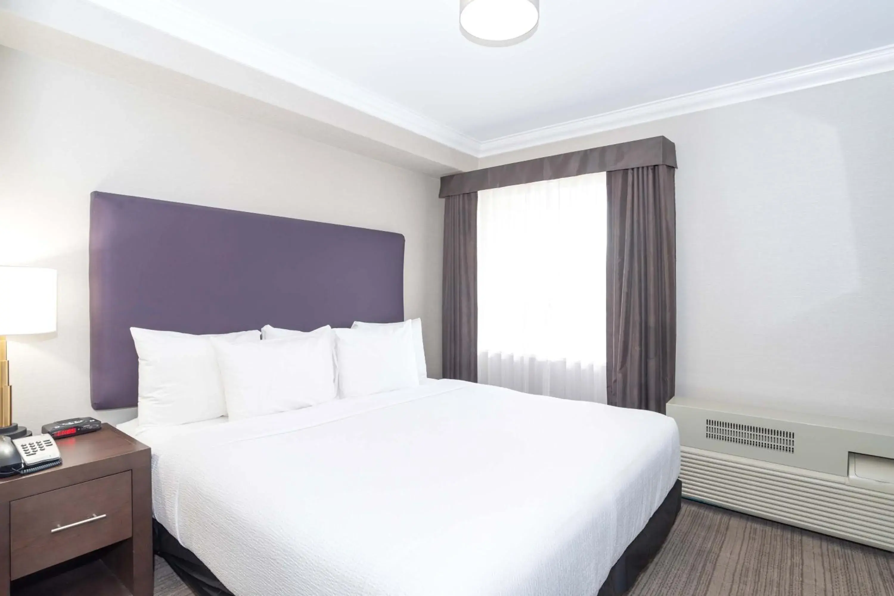 Photo of the whole room, Bed in Sandman Hotel and Suites Abbotsford Photo of the whole room, Bed in Sandman Hotel and Suites Abbotsford