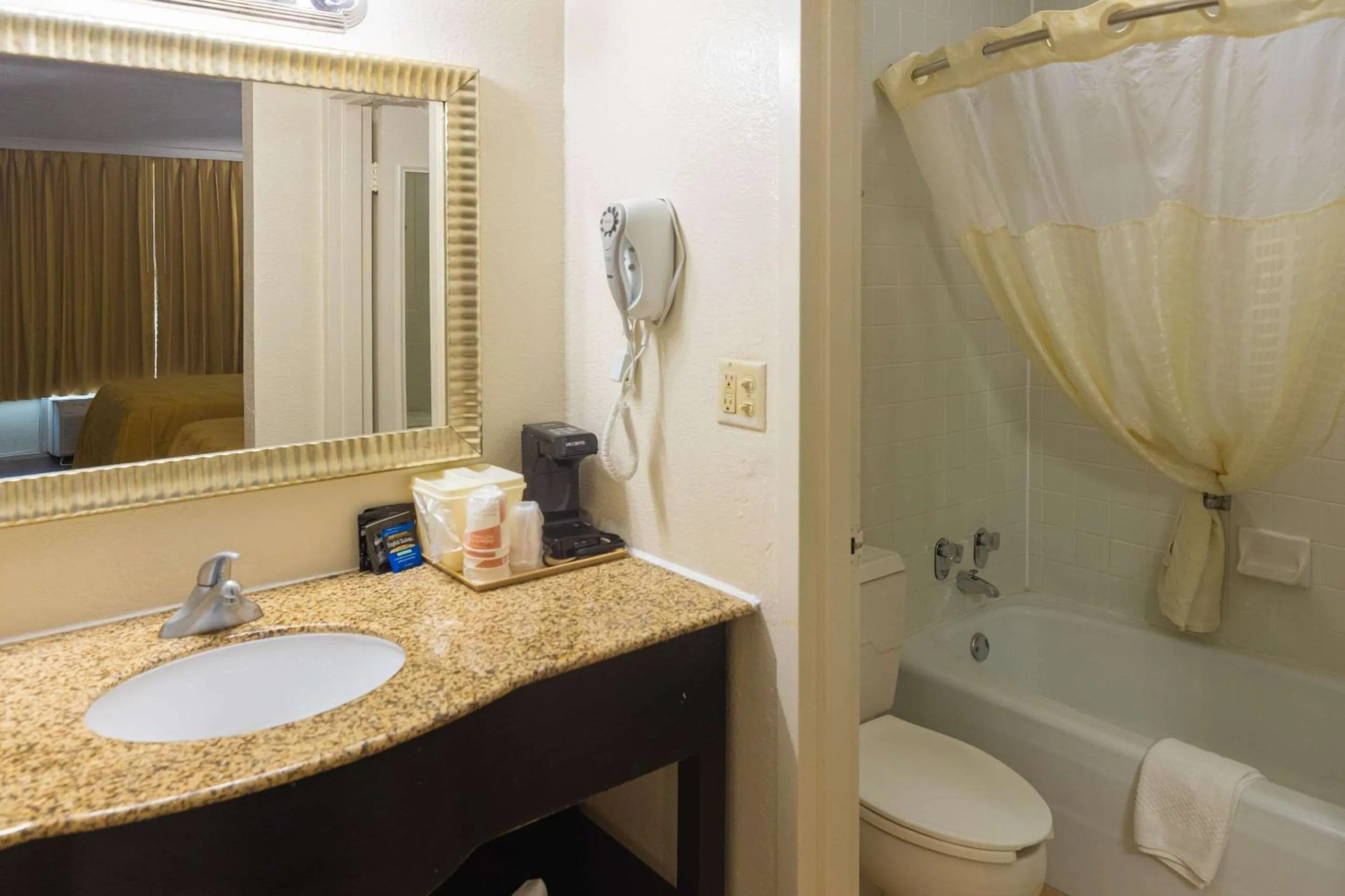 Bathroom in Quality Inn Richmond Hill - Savannah I-95
