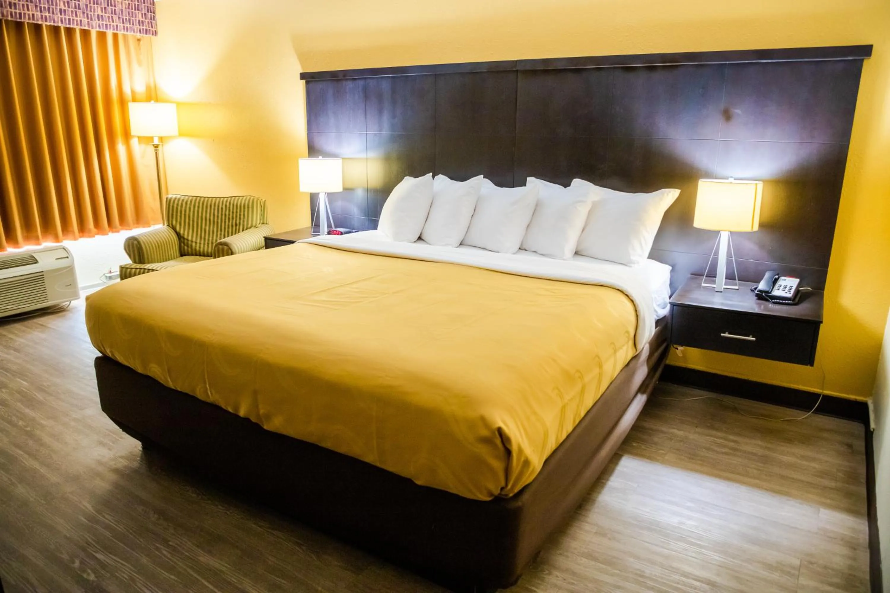 Photo of the whole room, Bed in Quality Inn Richmond Hill - Savannah I-95