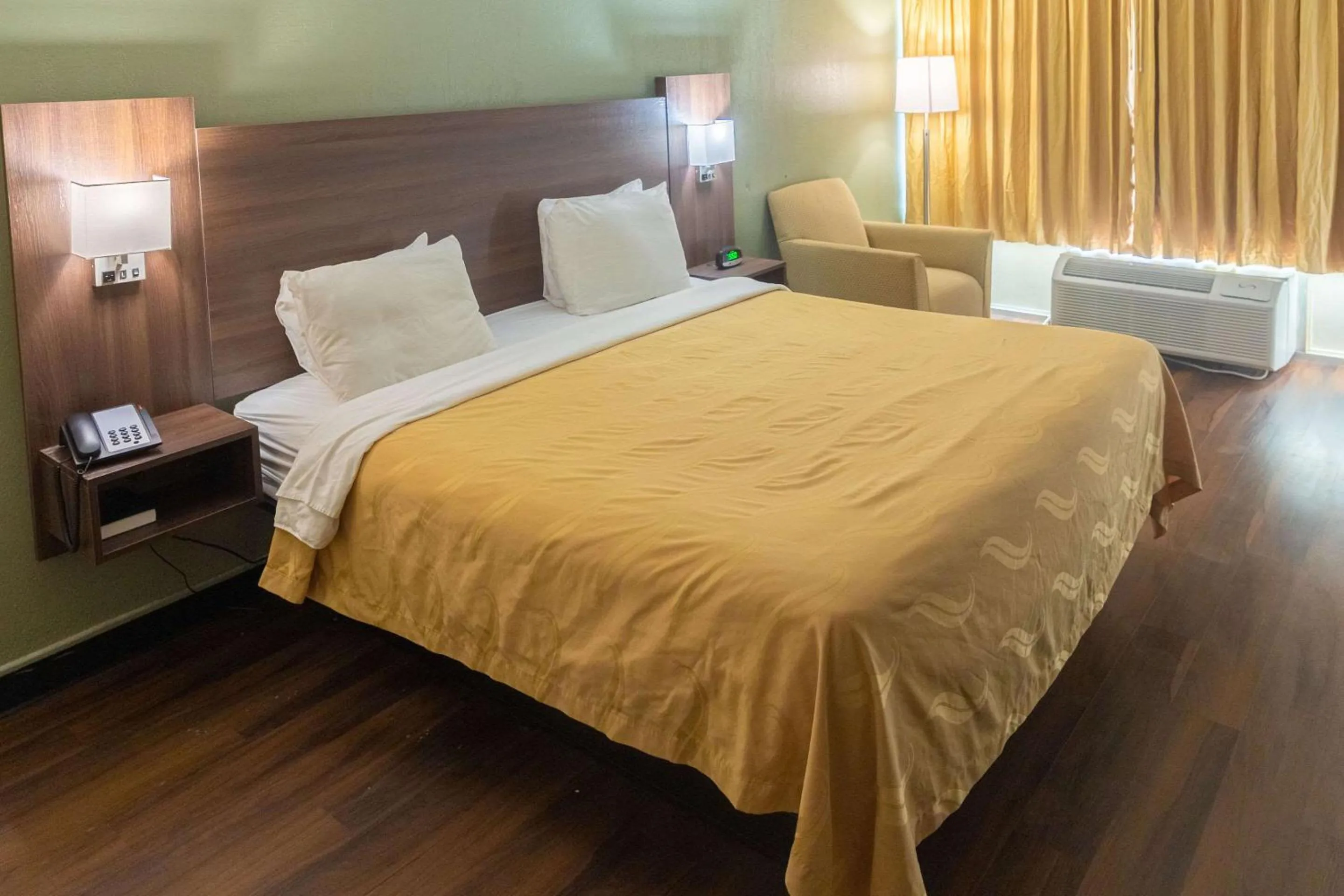 Bedroom, Bed in Quality Inn Richmond Hill - Savannah I-95