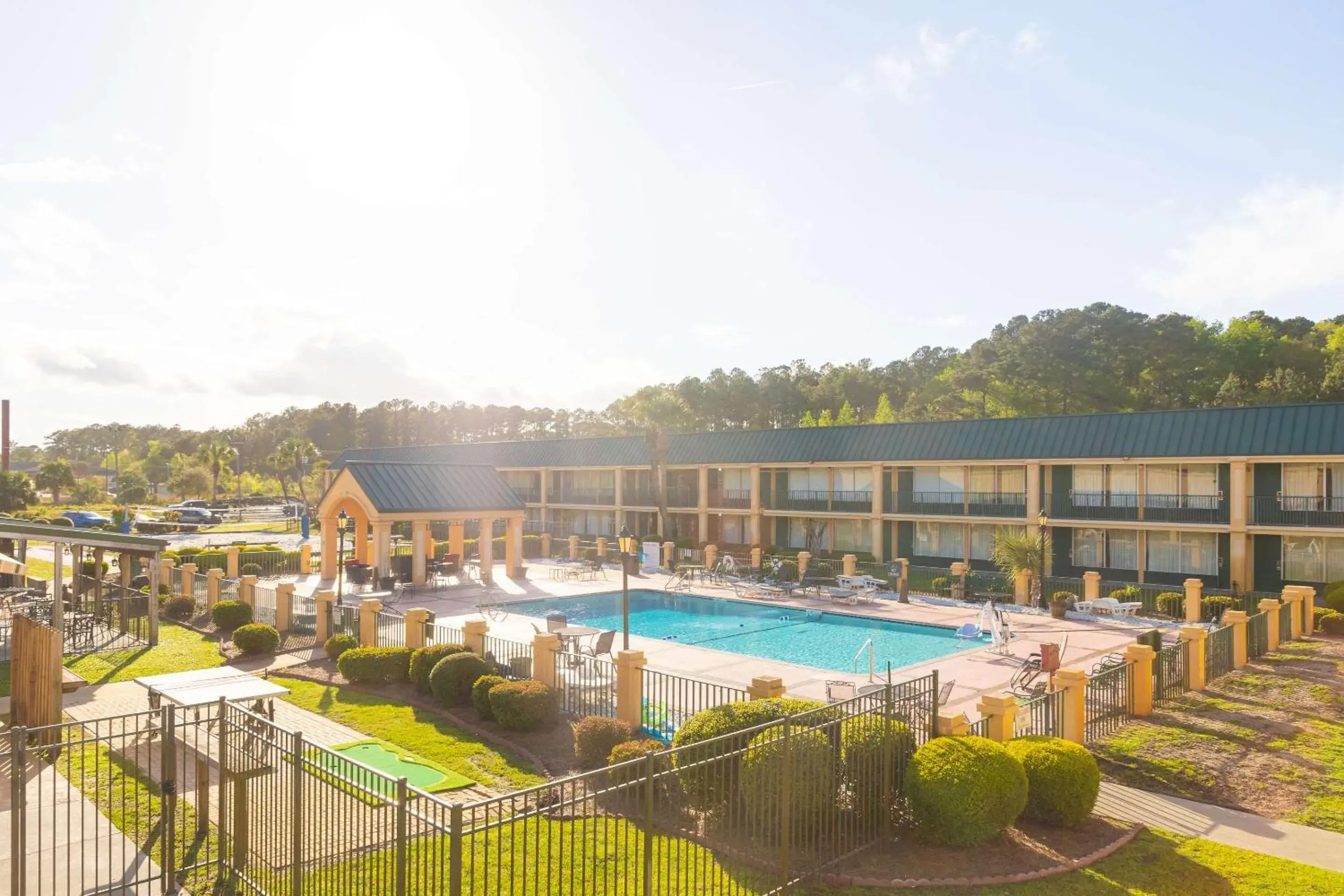 Swimming pool in Quality Inn Richmond Hill - Savannah I-95 Swimming pool in Quality Inn Richmond Hill - Savannah I-95