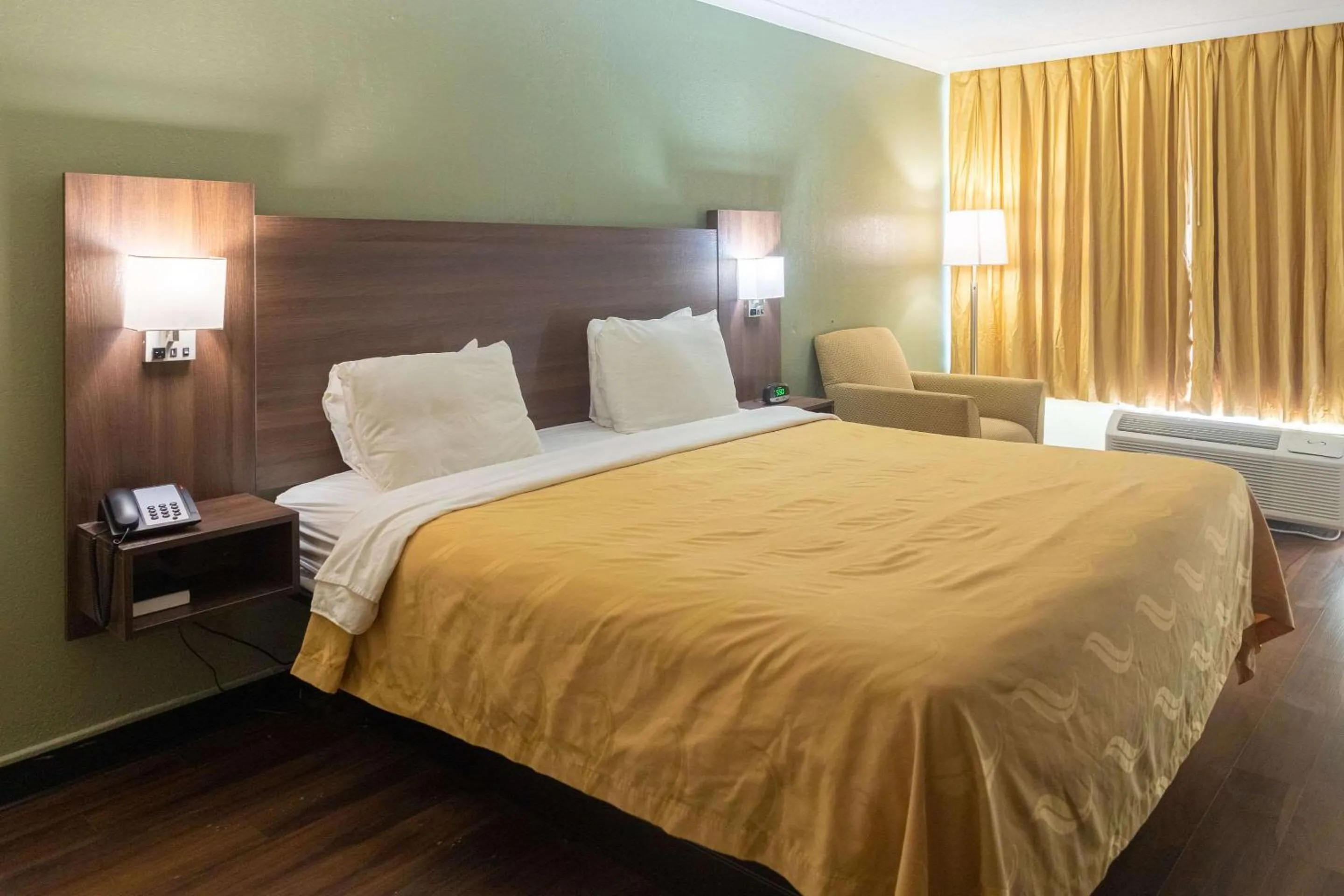 Bedroom, Bed in Quality Inn Richmond Hill - Savannah I-95