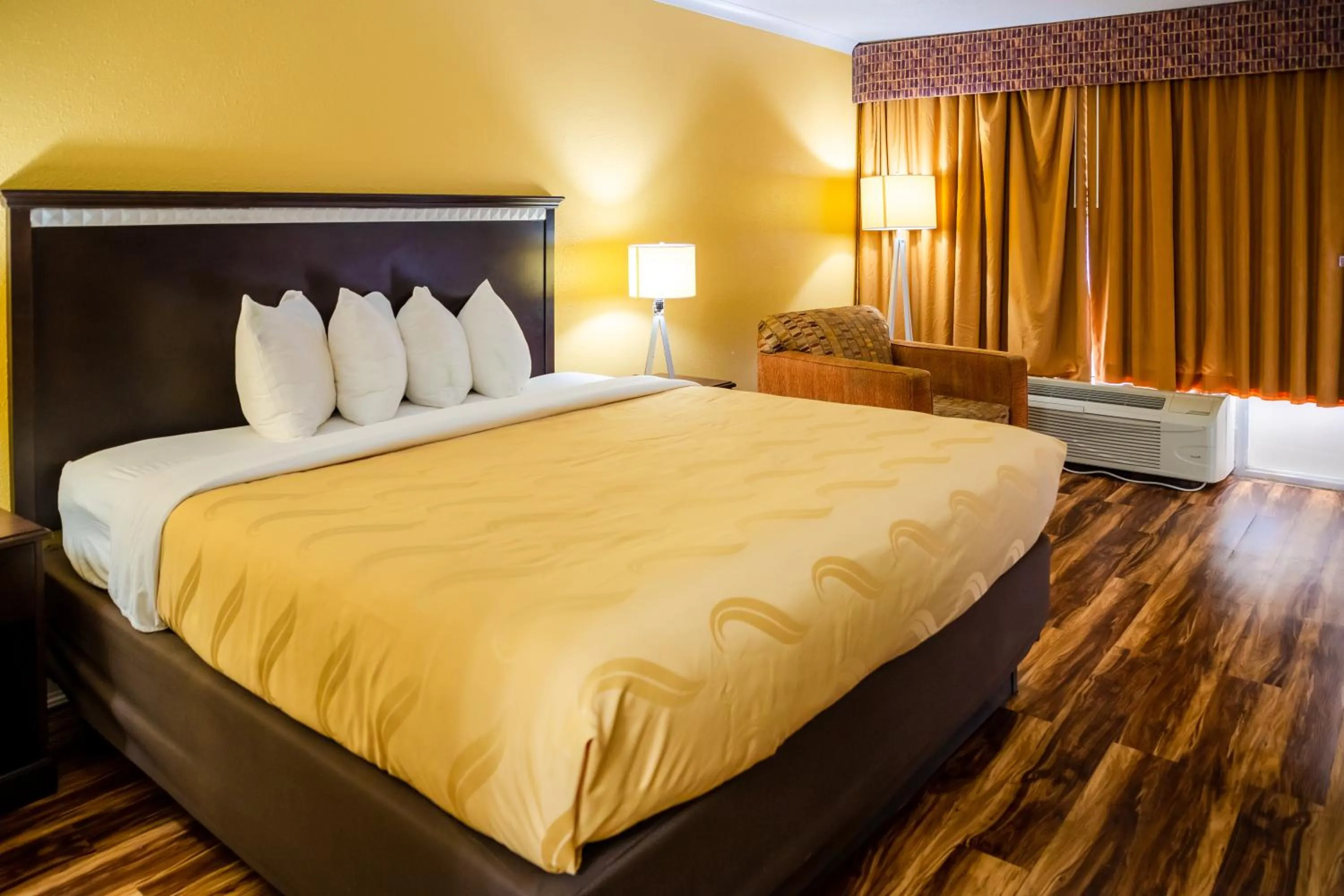 Photo of the whole room, Bed in Quality Inn Richmond Hill - Savannah I-95