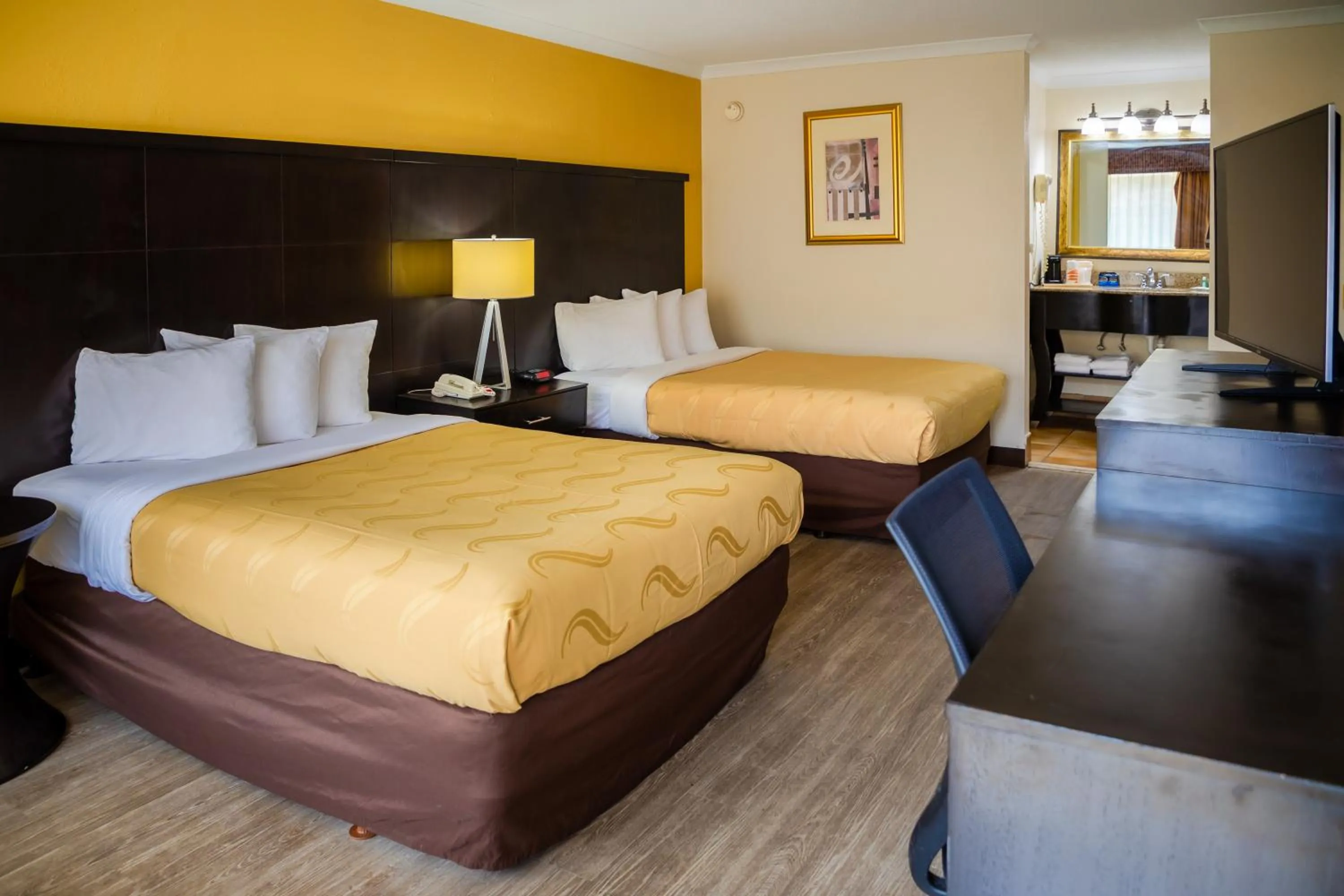 Photo of the whole room, Bed in Quality Inn Richmond Hill - Savannah I-95