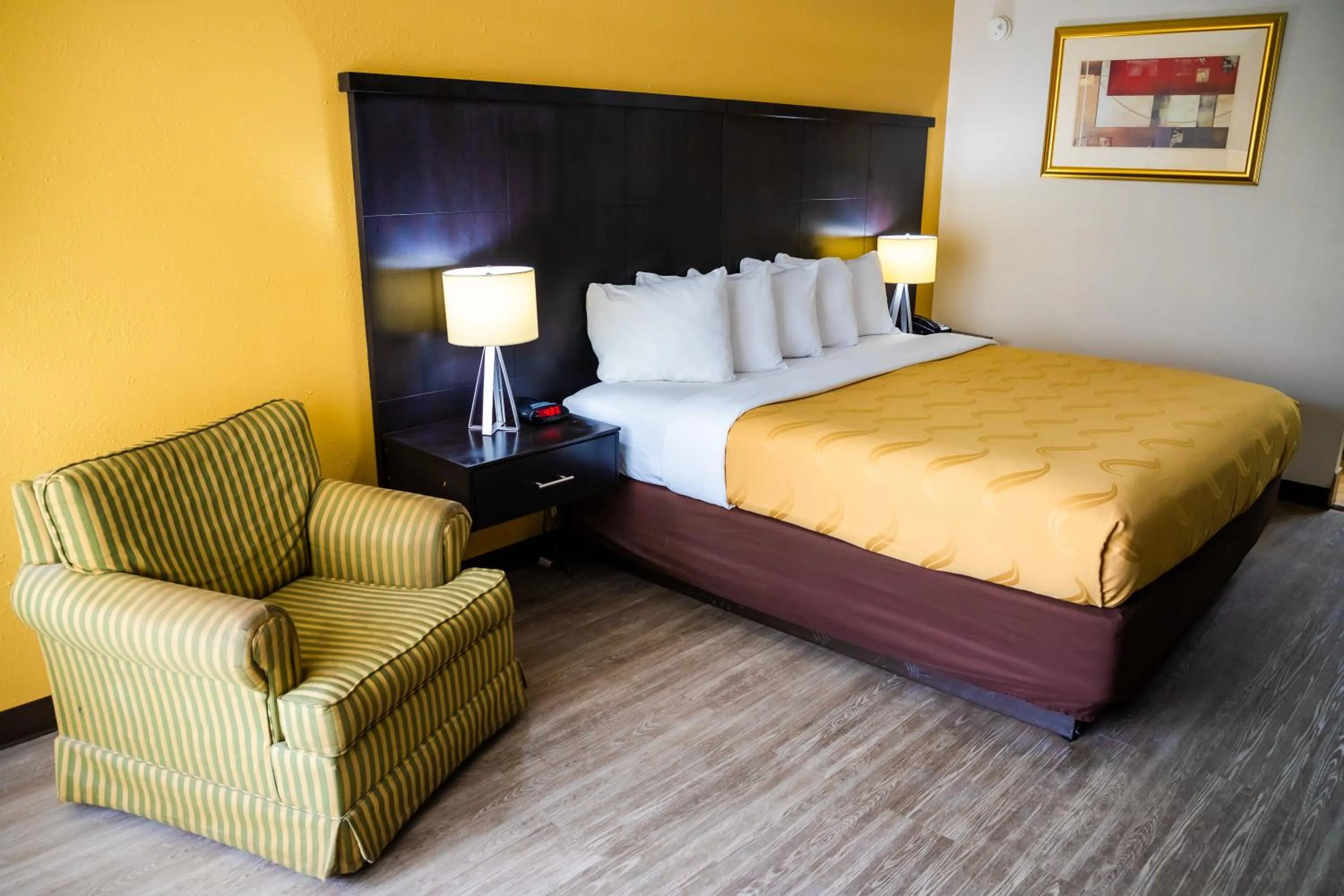 Bed in Quality Inn Richmond Hill - Savannah I-95