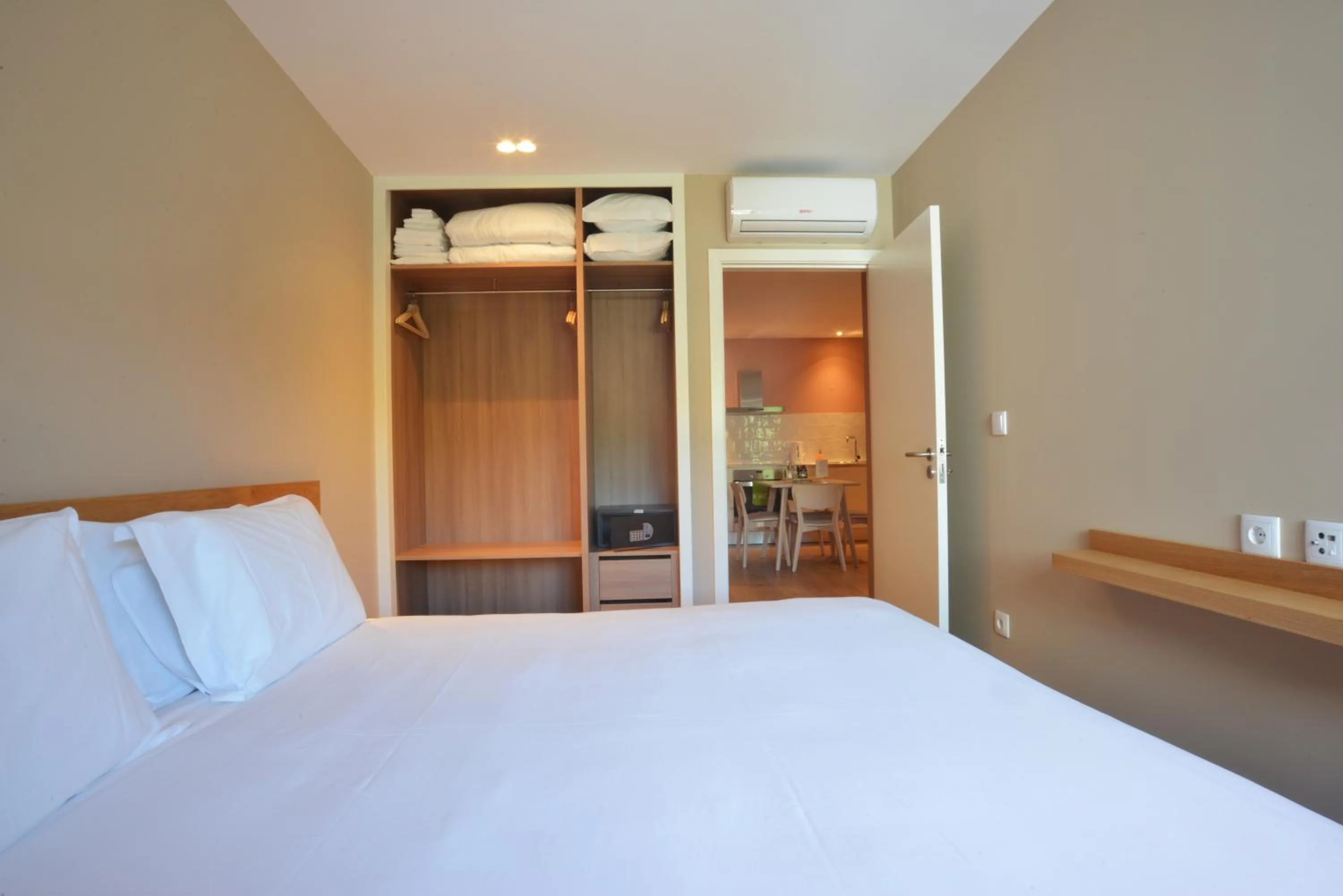 Bedroom, Bed in Spot Family Apartments