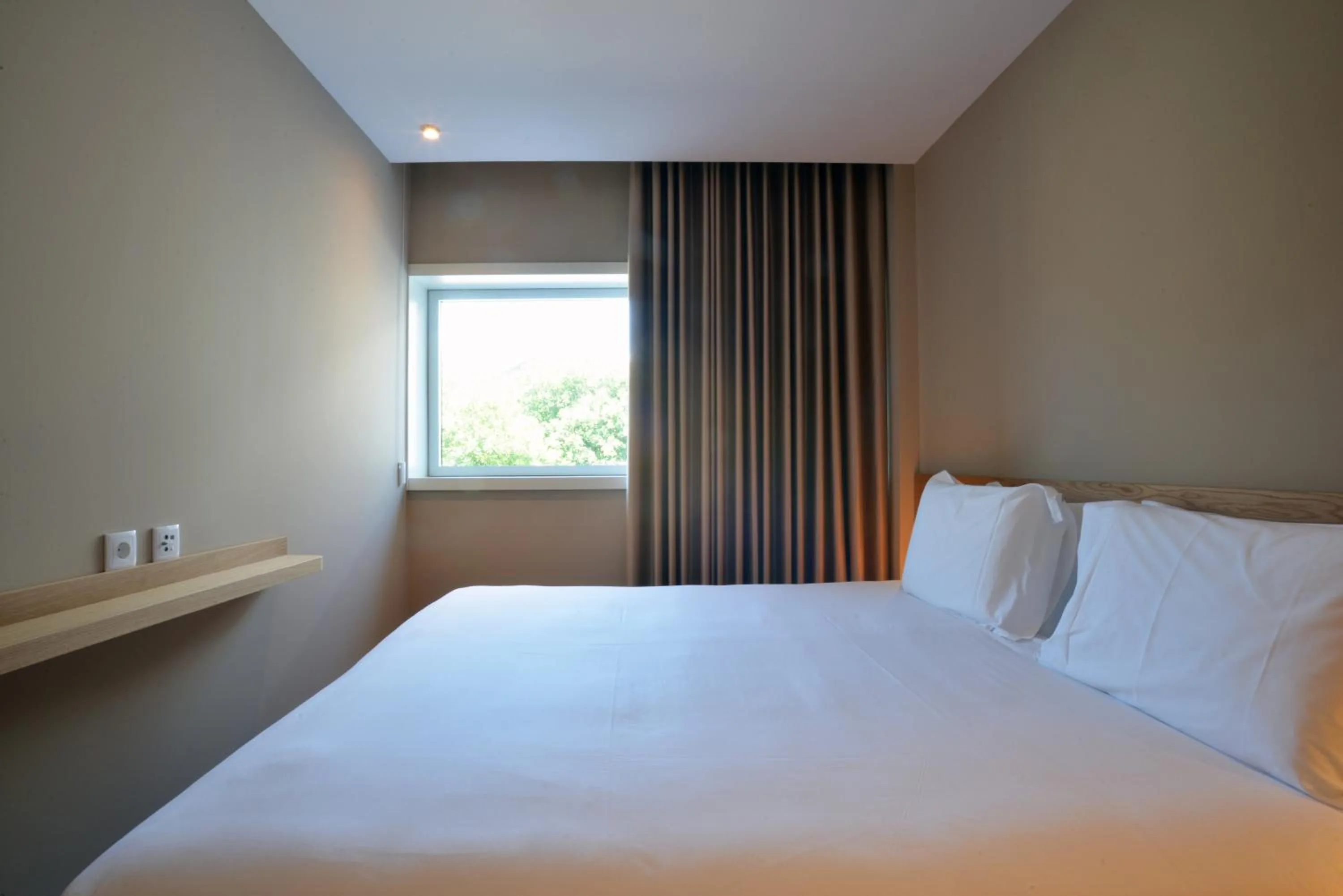 Bedroom, Bed in Spot Family Apartments